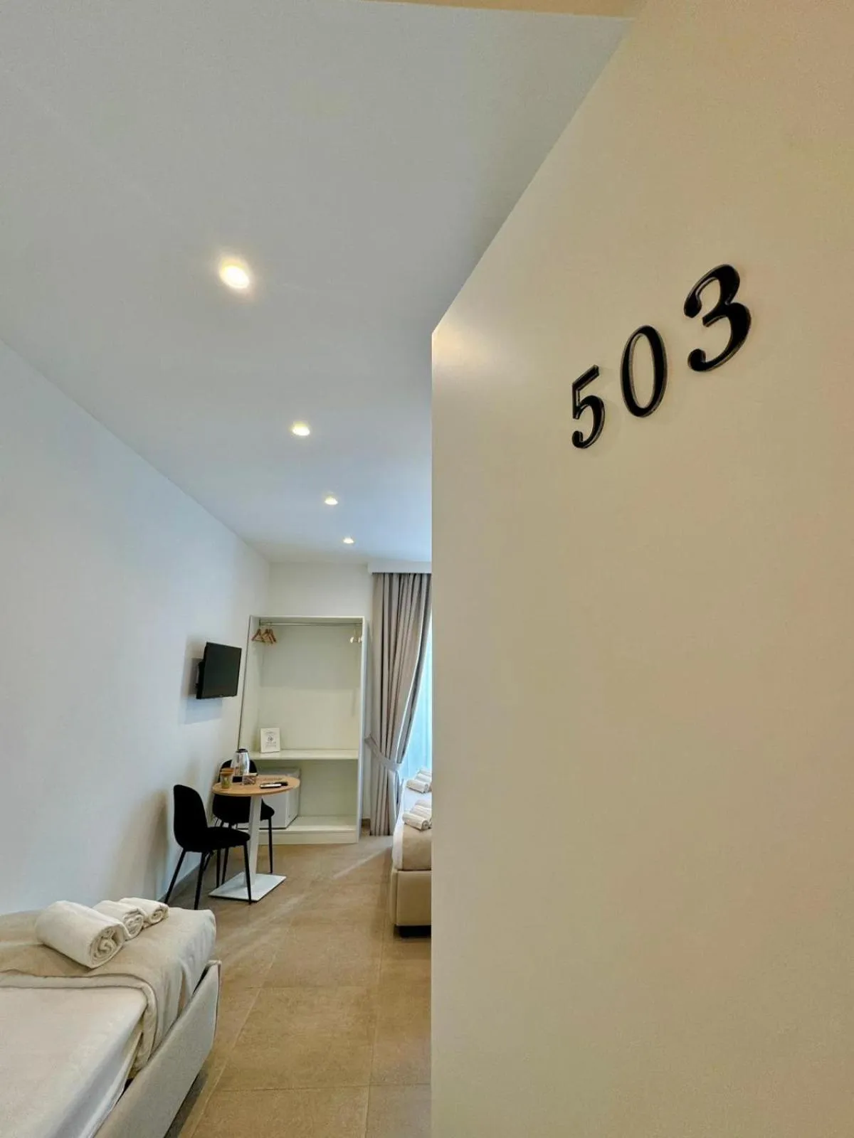 Photo of the whole room, Bed in Philip Royal