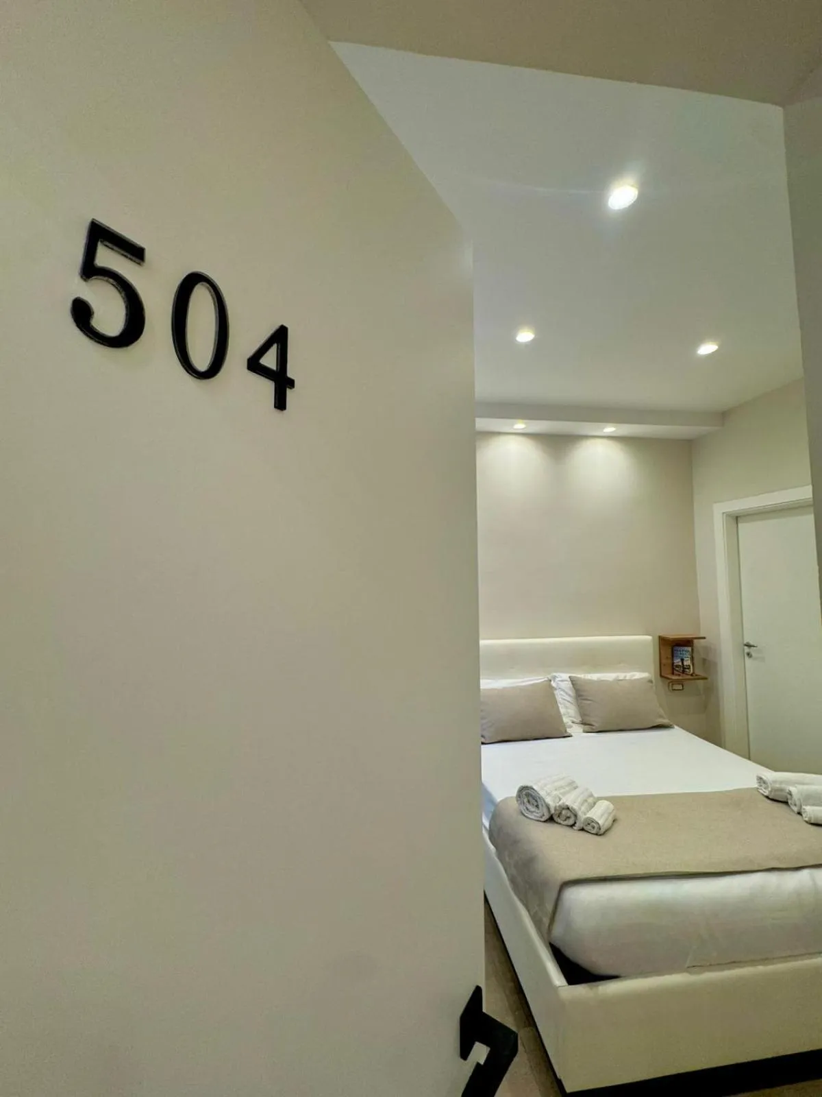 Photo of the whole room, Bed in Philip Royal