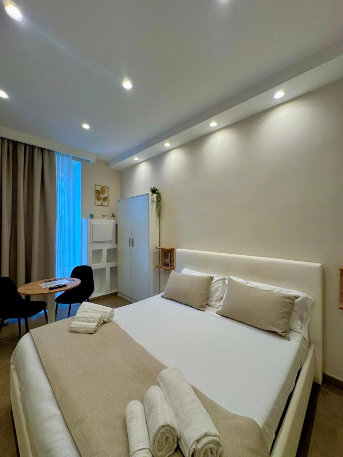 Photo of the whole room, Bed in Philip Royal