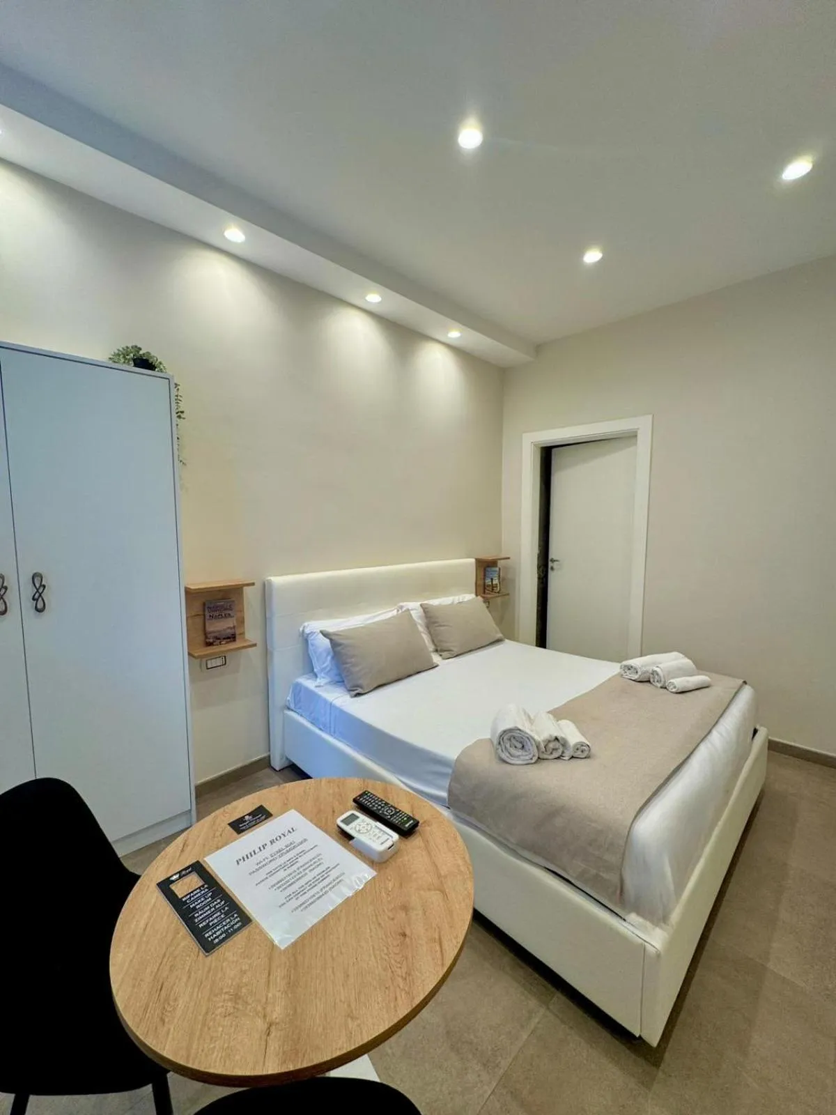 Photo of the whole room, Bed in Philip Royal