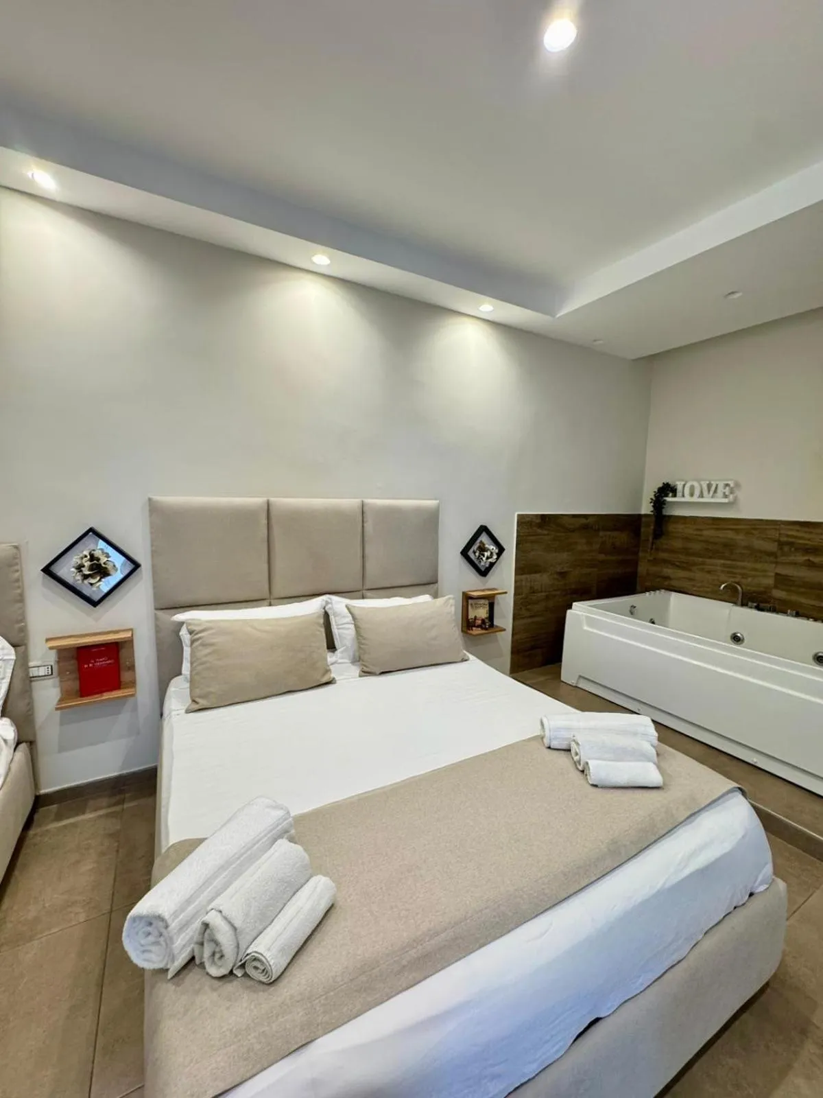 Bedroom, Bed in Philip Royal