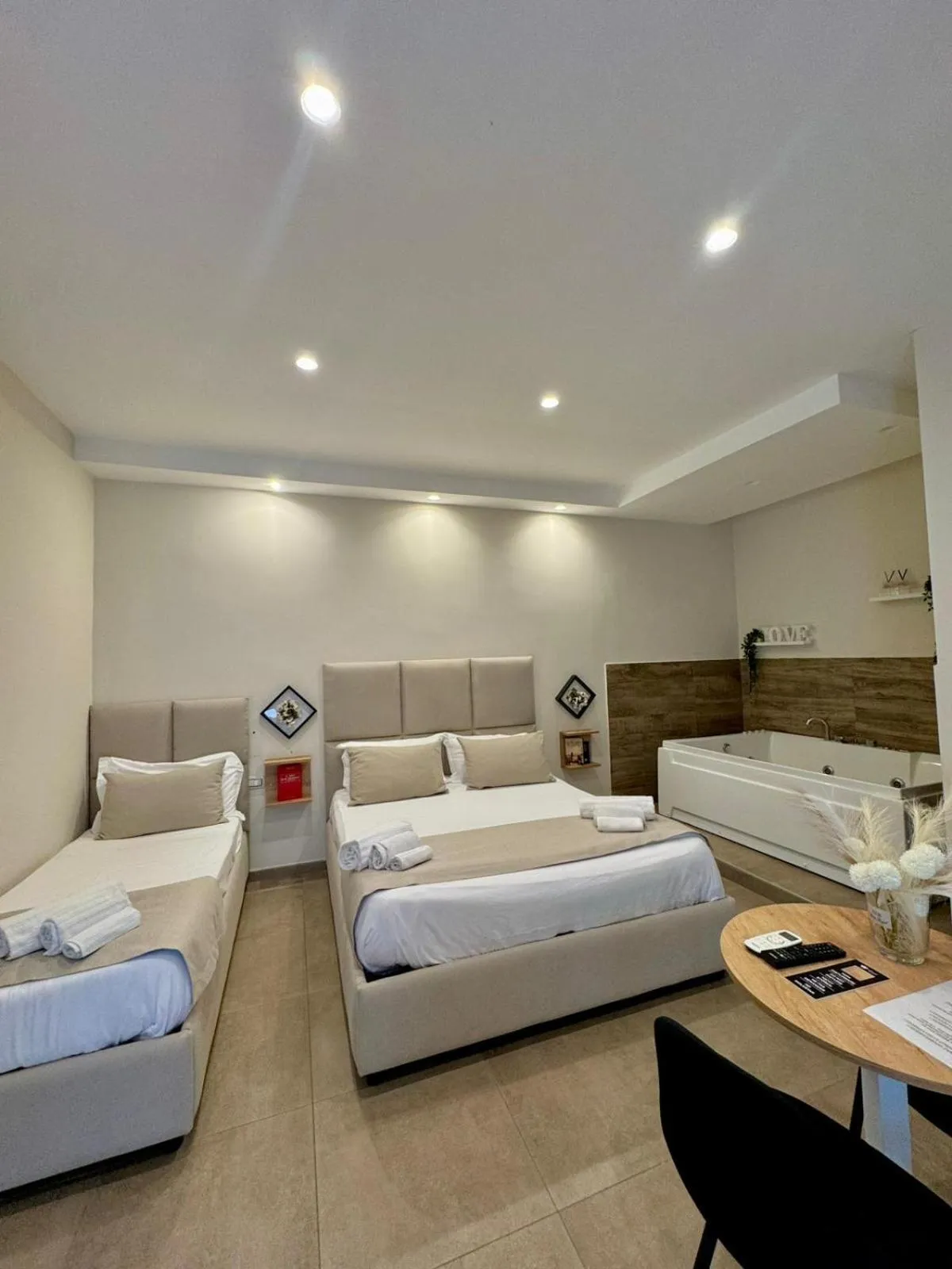 Bedroom, Bed in Philip Royal