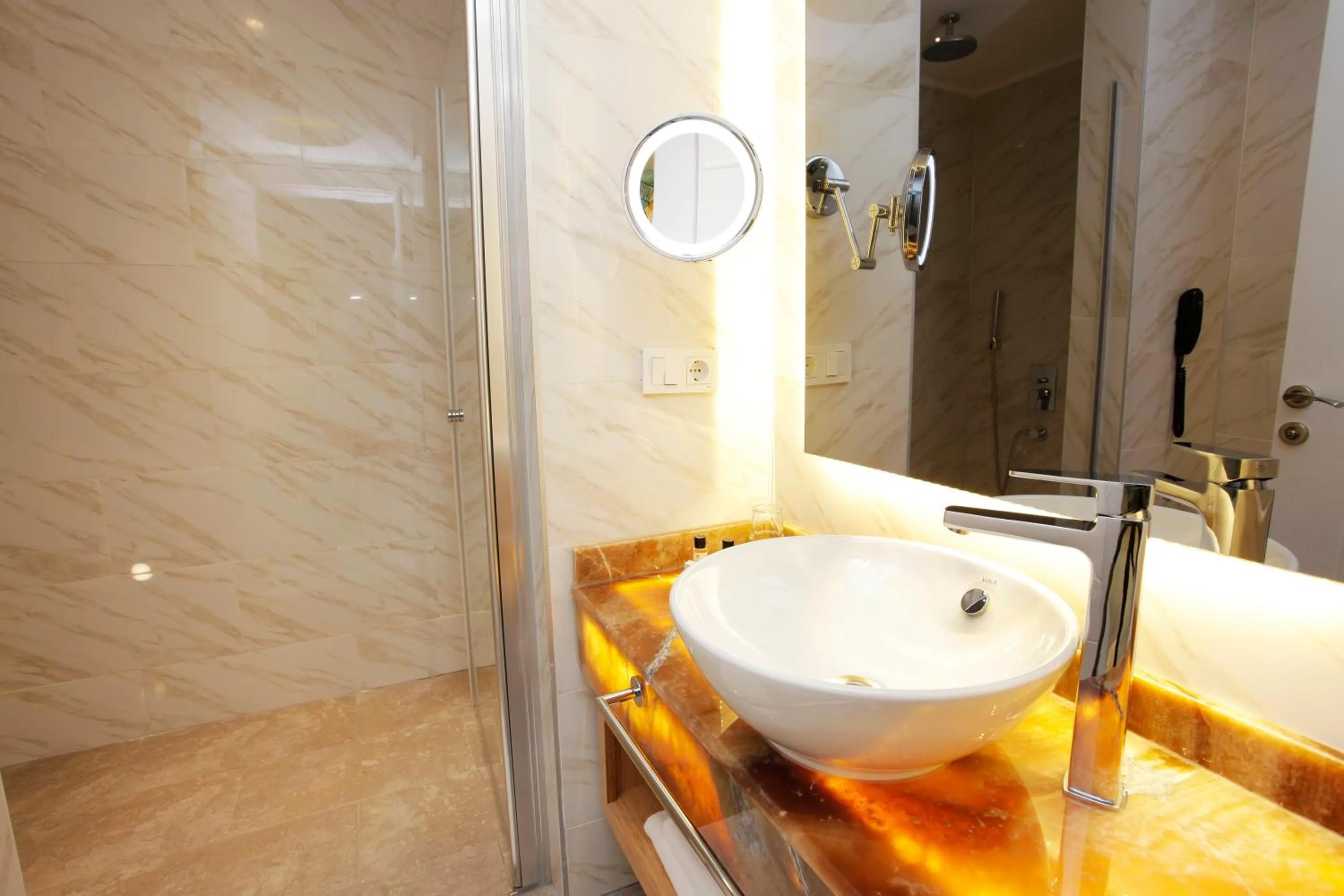 Shower in Kleopatra Suit Hotel