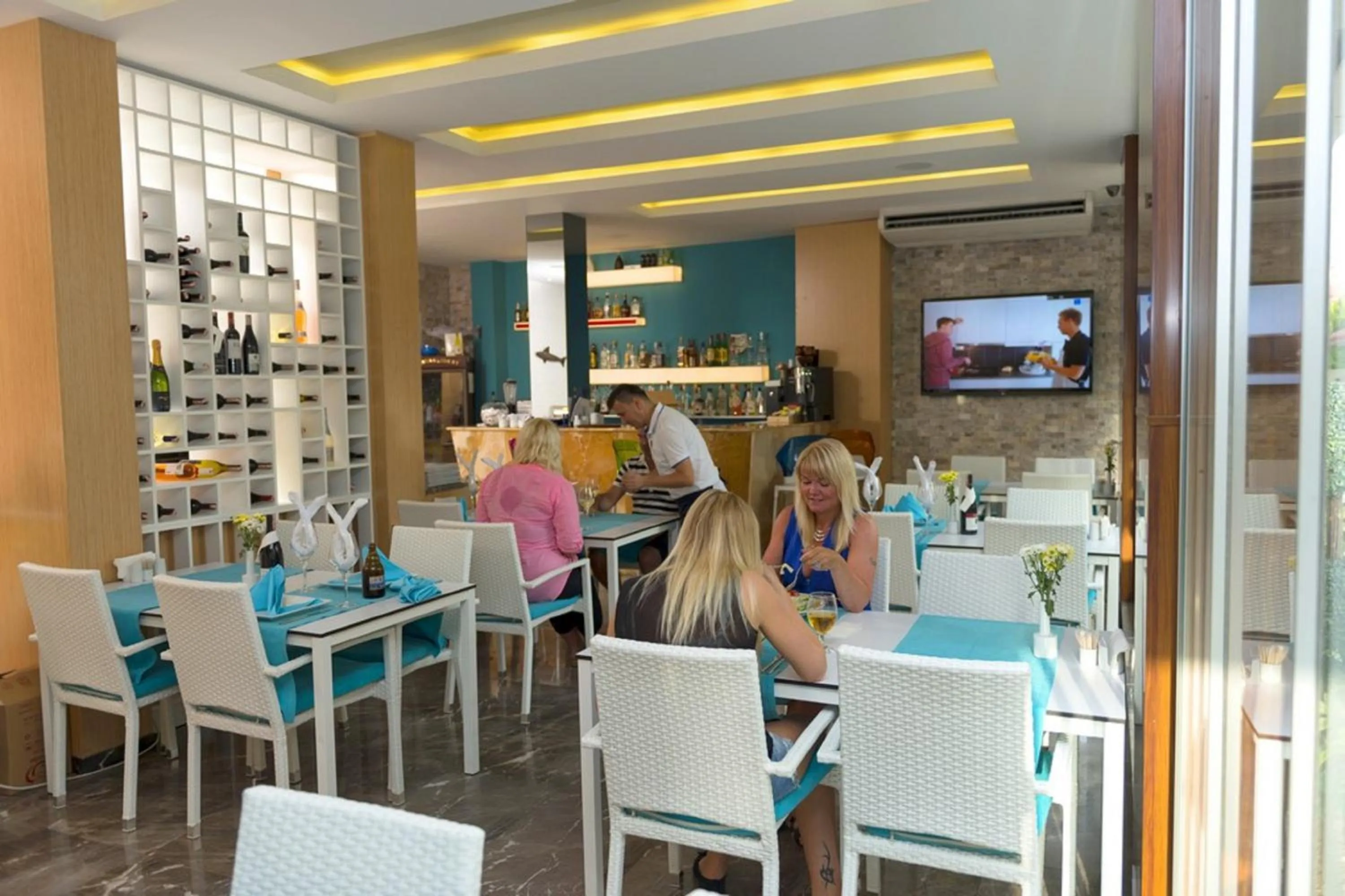 Restaurant/places to eat in Kleopatra Suit Hotel