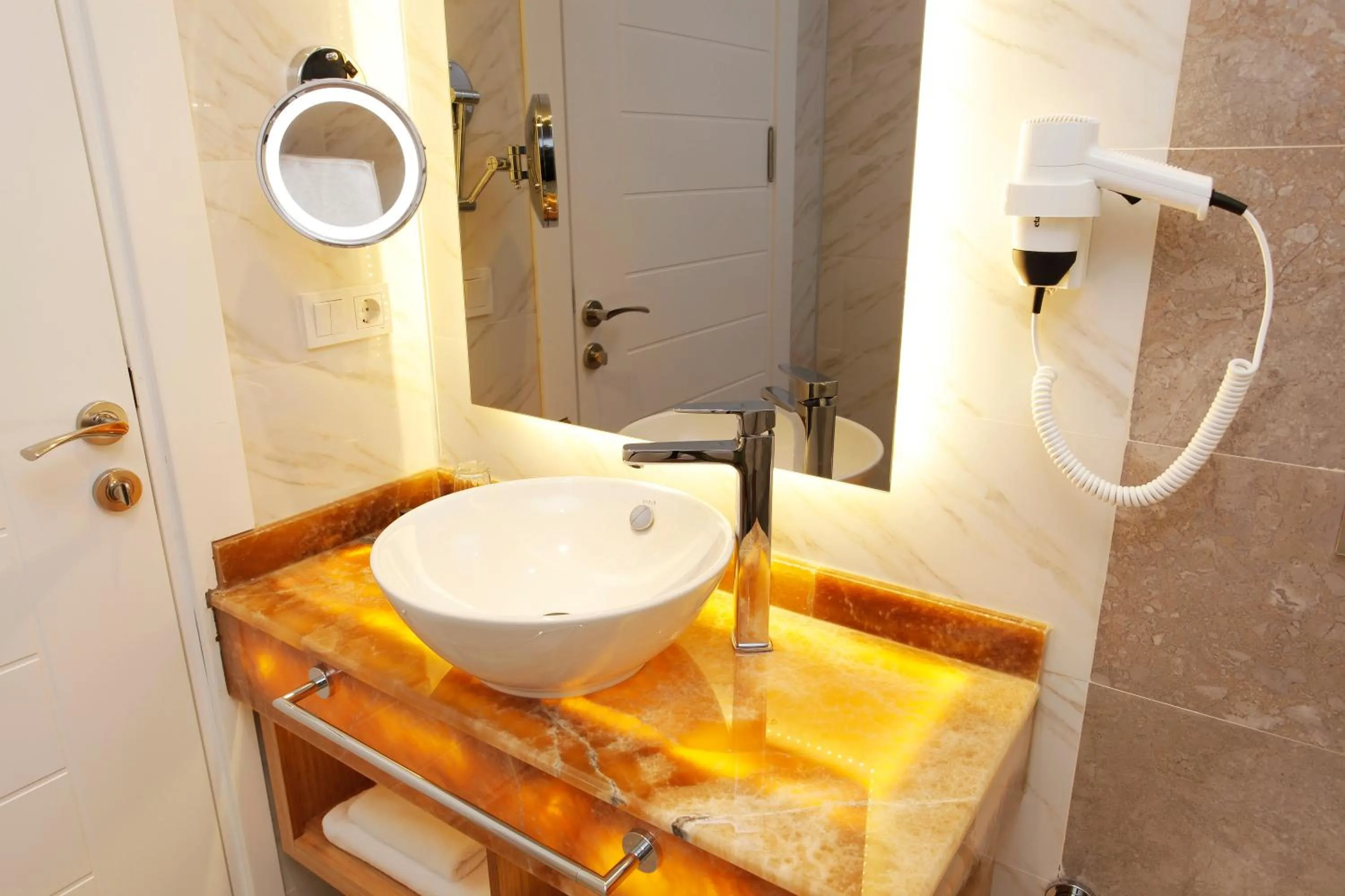 Shower in Kleopatra Suit Hotel