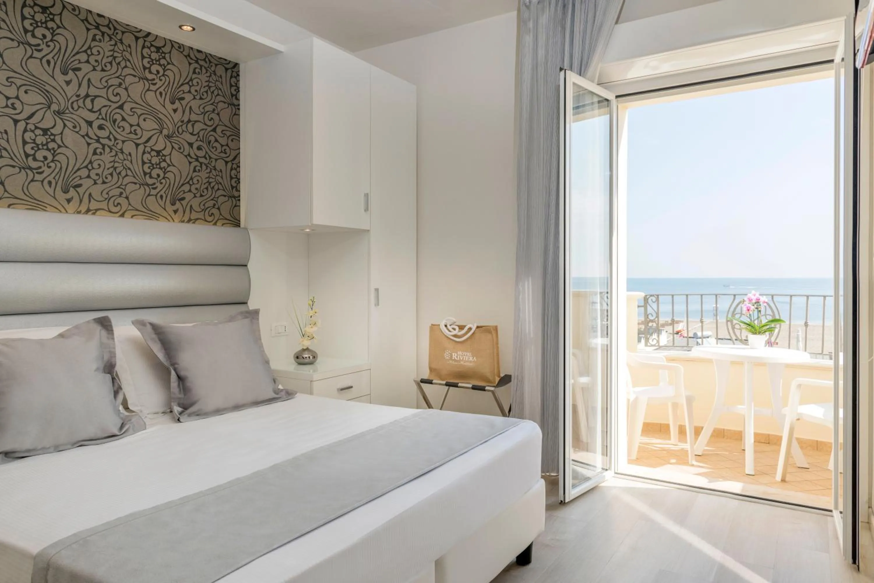 Sea view, Bed in Hotel Riviera