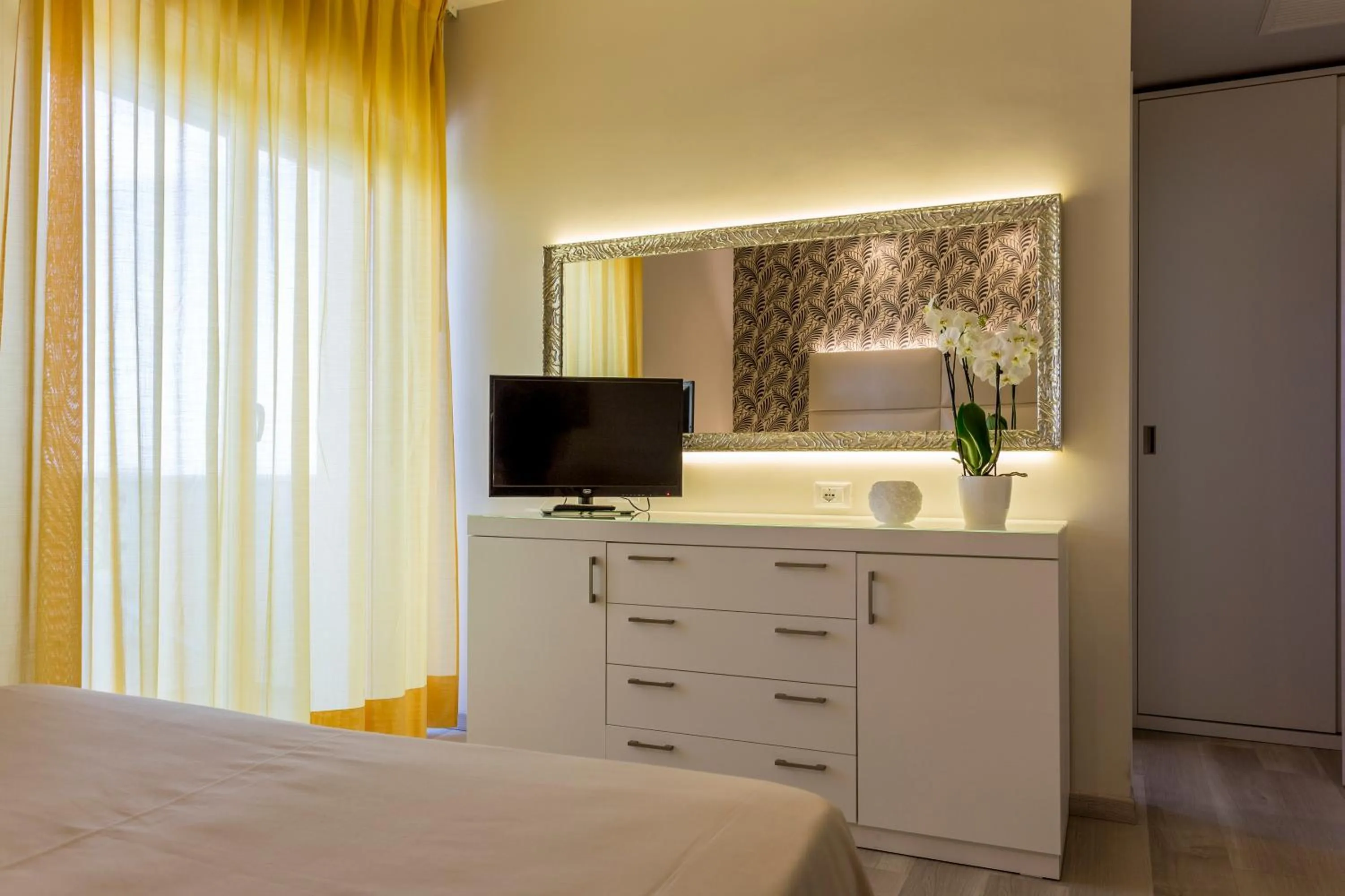 Sea view, Bed in Hotel Riviera