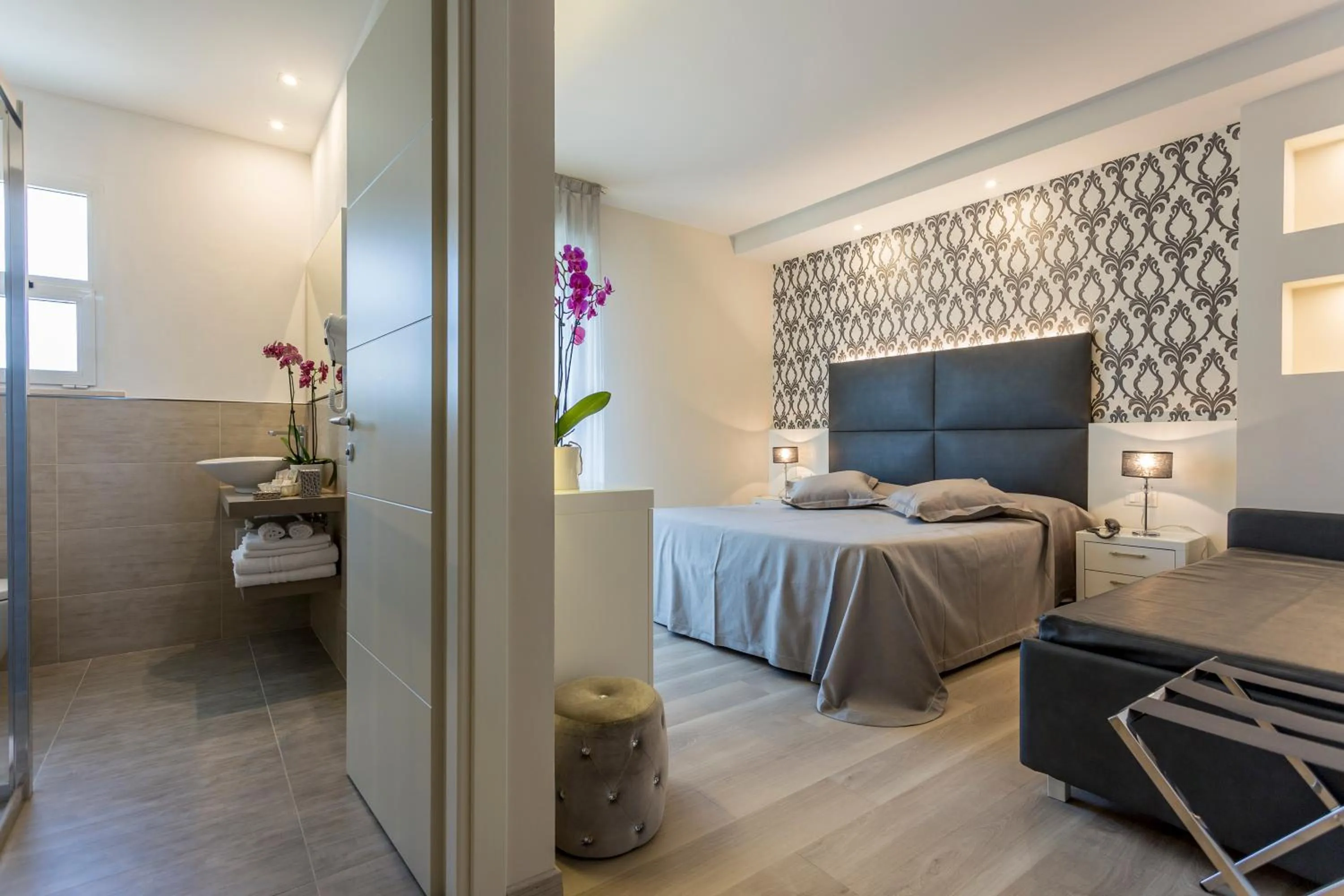 Balcony/Terrace, Bed in Hotel Riviera