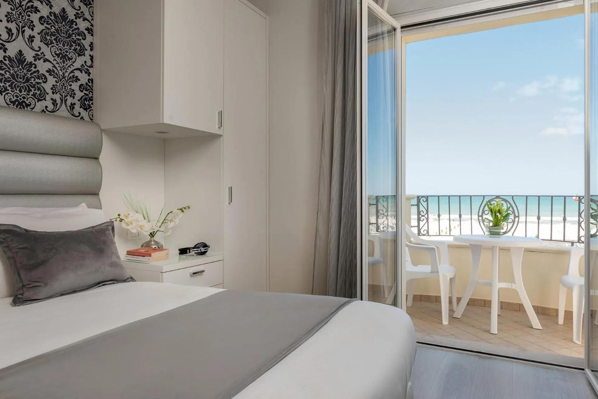 Bedroom, Bed in Hotel Riviera