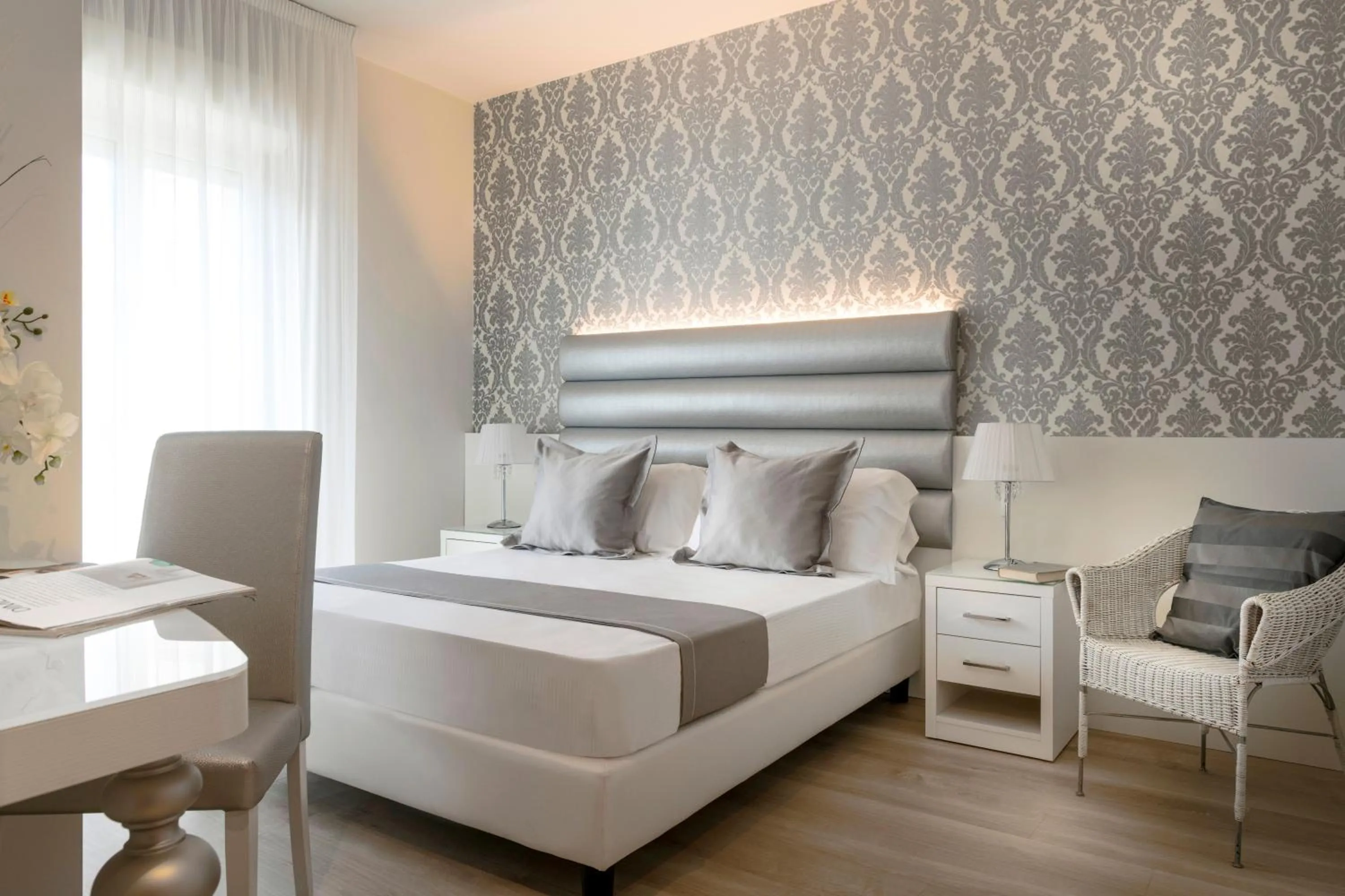 Inner courtyard view, Bed in Hotel Riviera