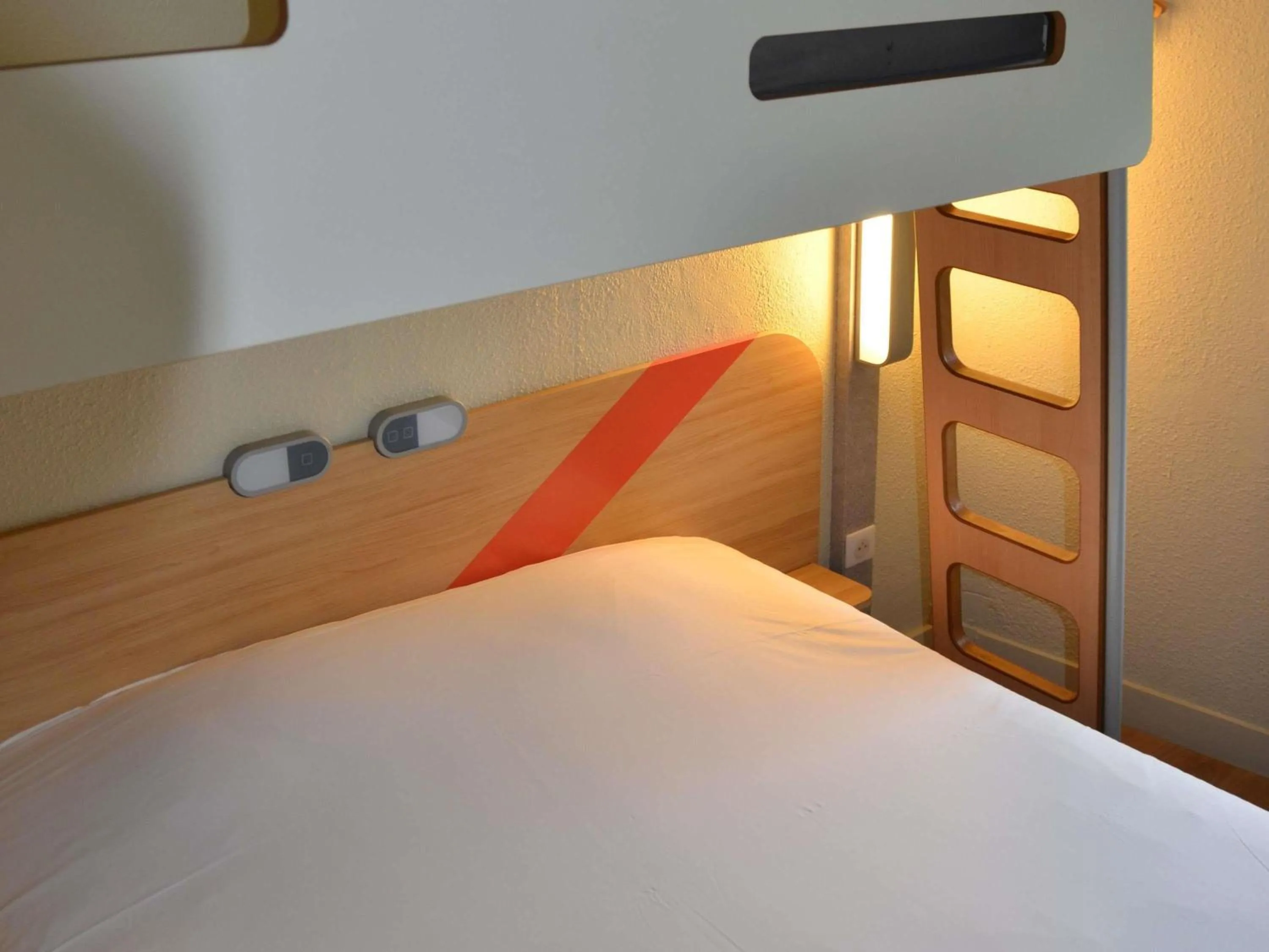 Bedroom, Bed in ibis budget Rouen Nord Isneauville