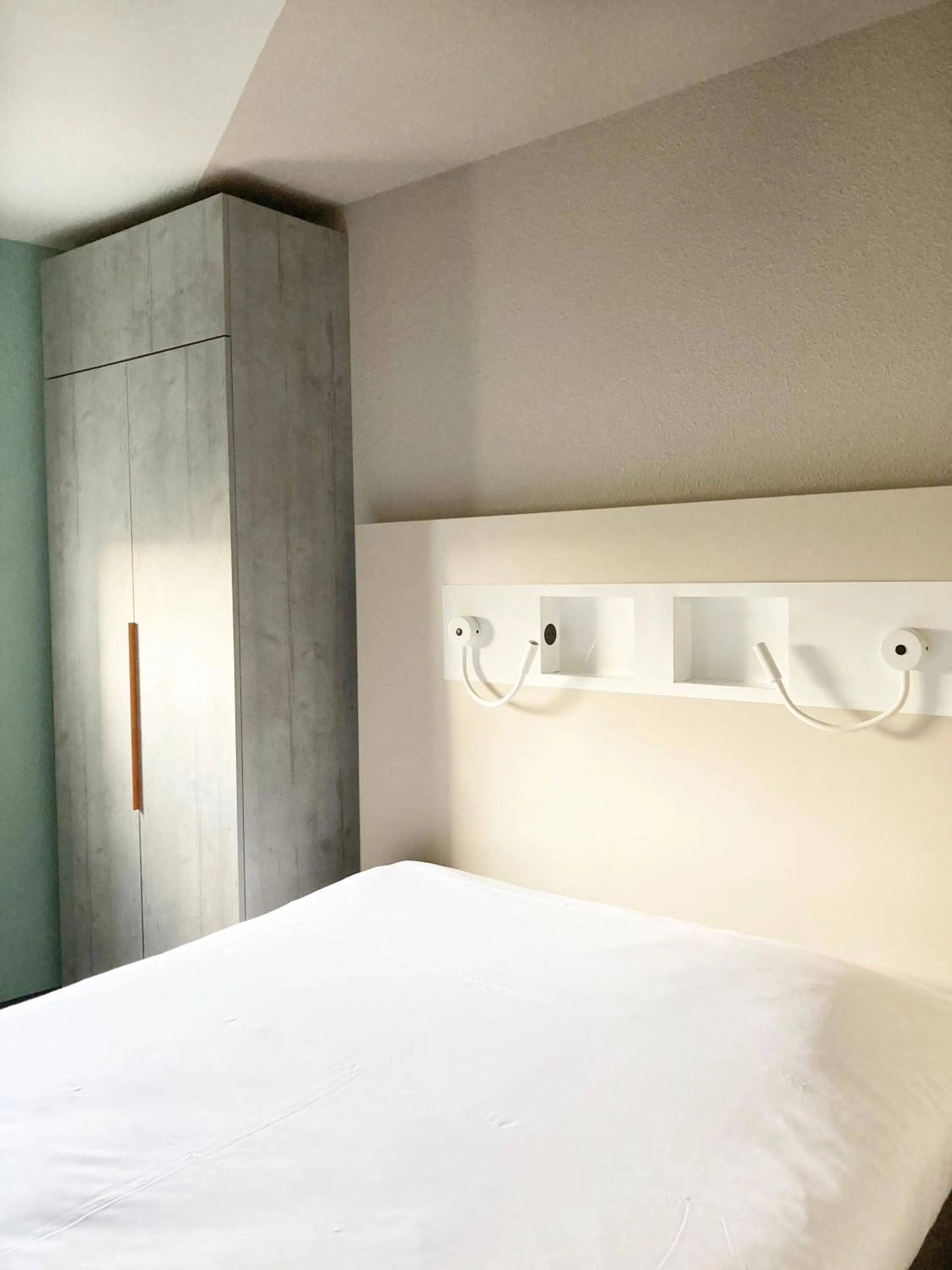 Bed in ibis budget Rouen Nord Isneauville