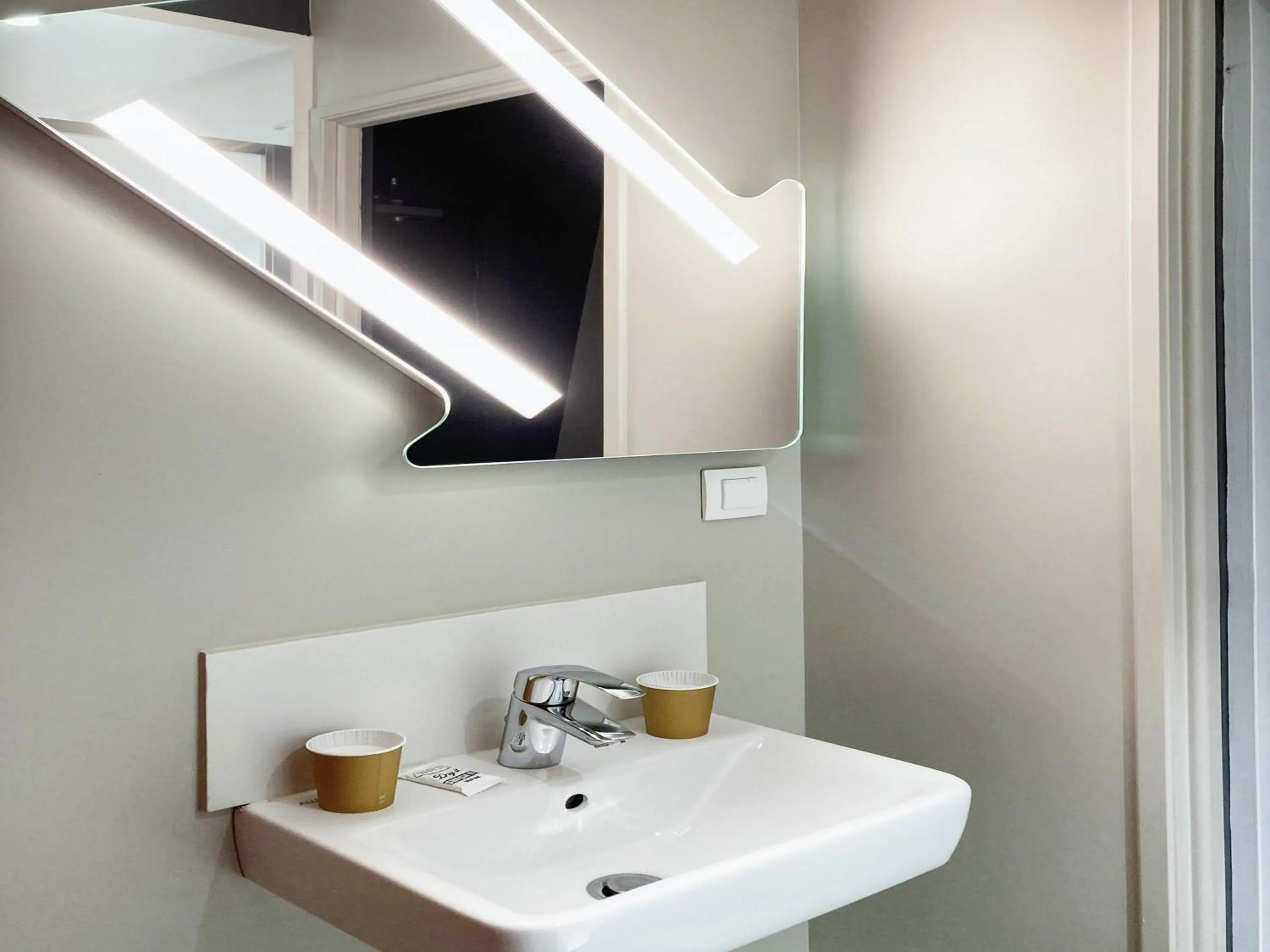 Bedroom in ibis budget Rouen Nord Isneauville