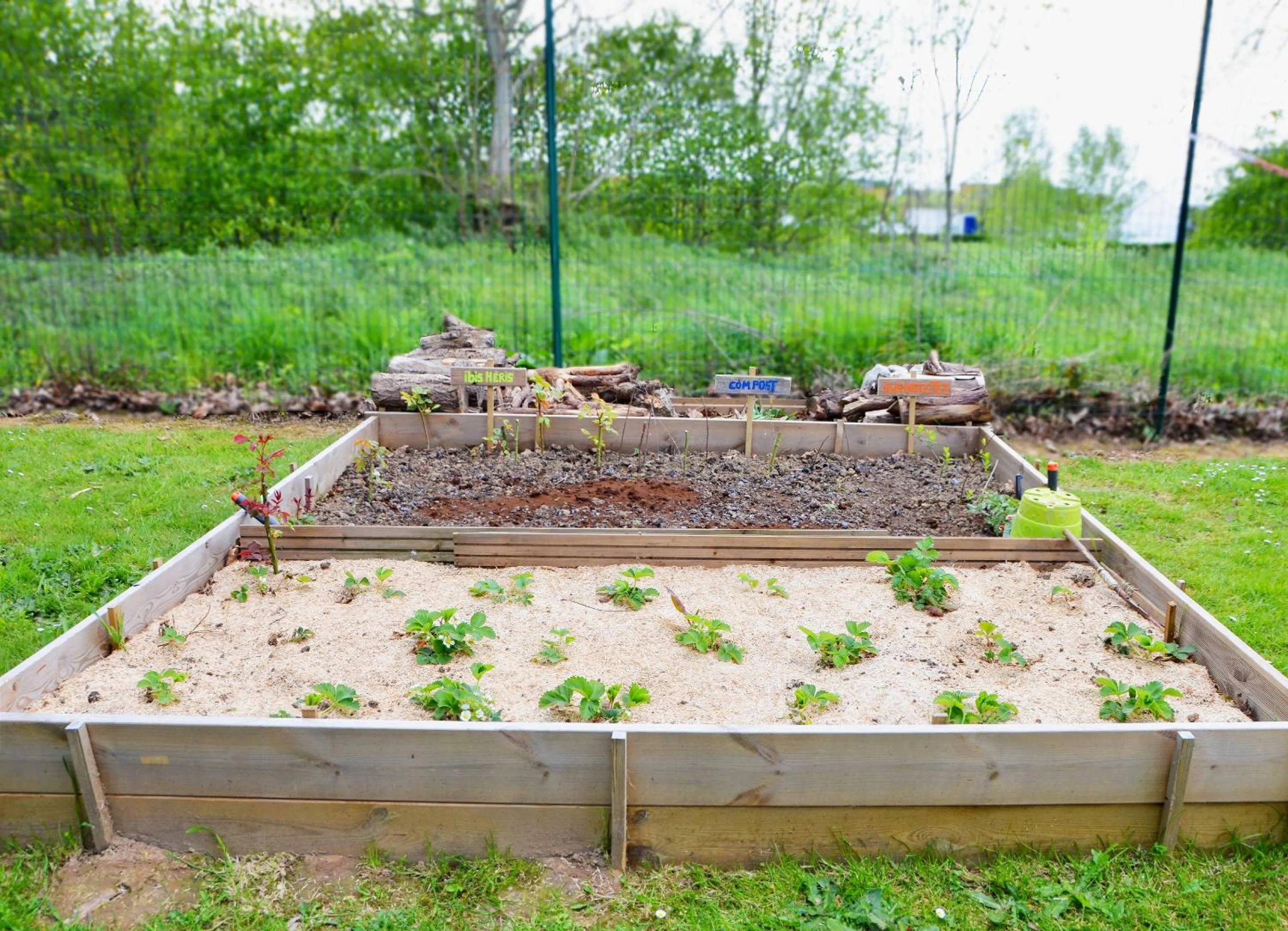 Garden in ibis budget Rouen Nord Isneauville