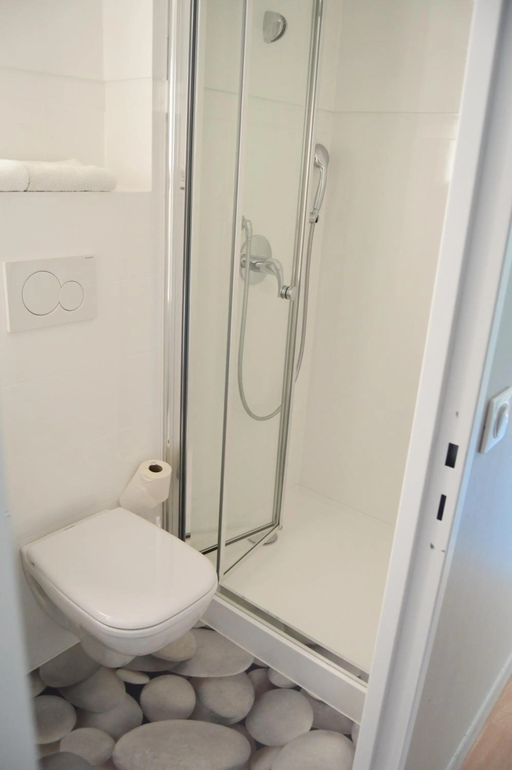 Toilet in ibis budget Rouen Nord Isneauville