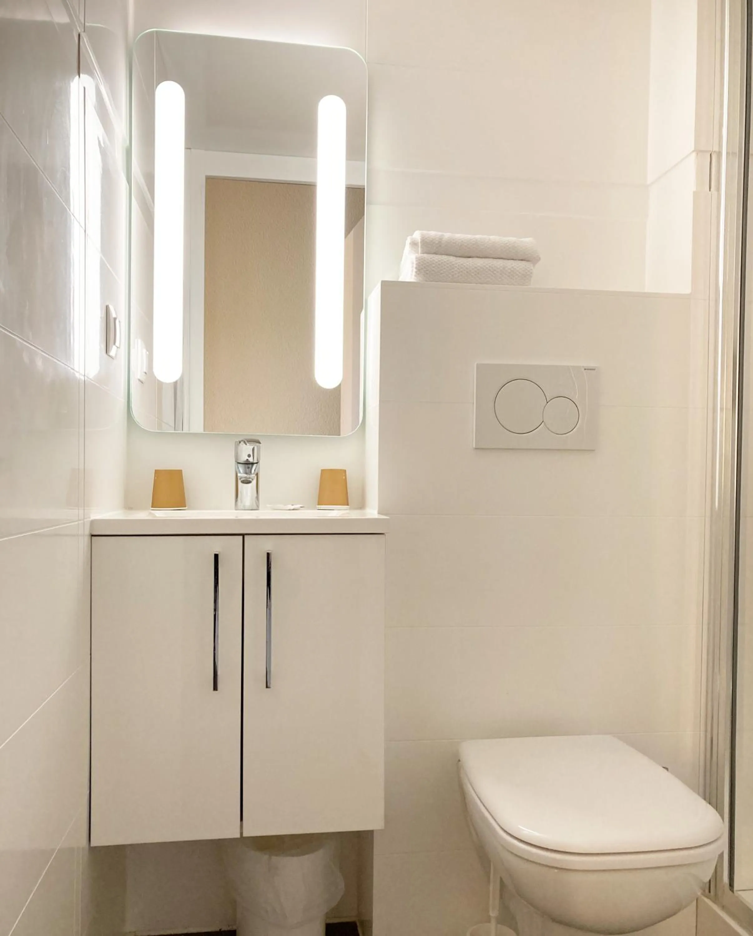 Toilet in ibis budget Rouen Nord Isneauville