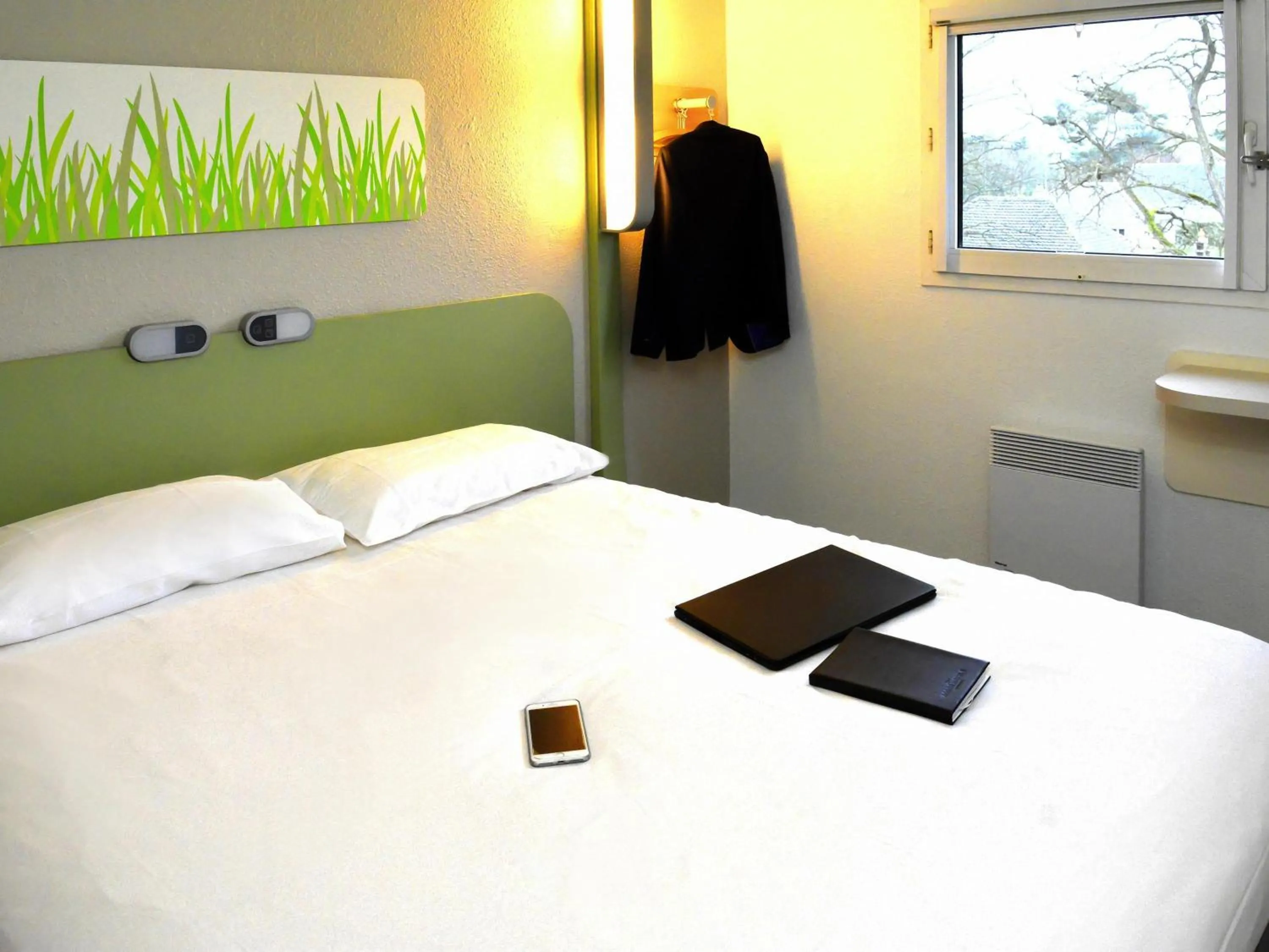 Bedroom, Bed in ibis budget Rouen Nord Isneauville