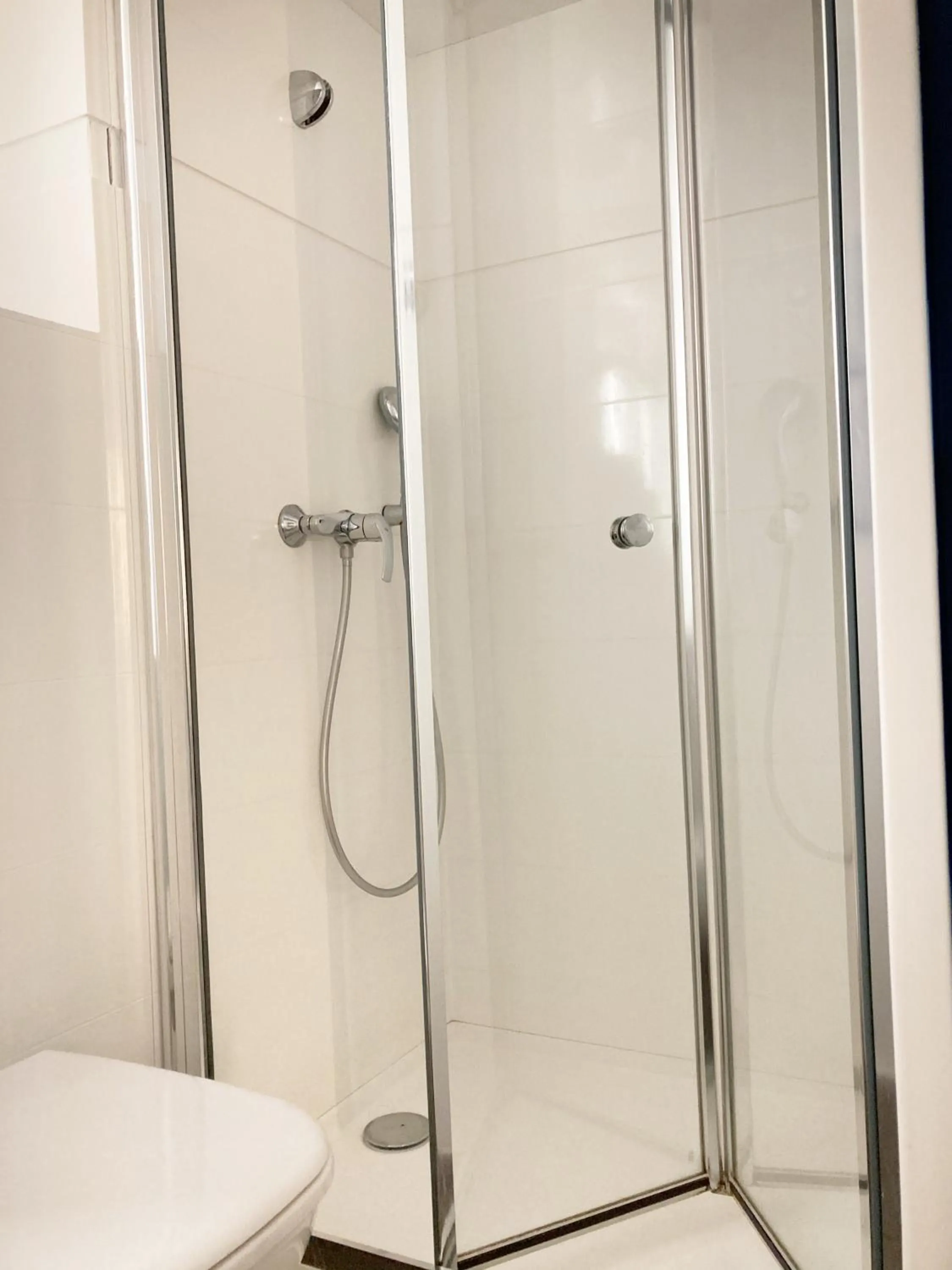 Shower in ibis budget Rouen Nord Isneauville