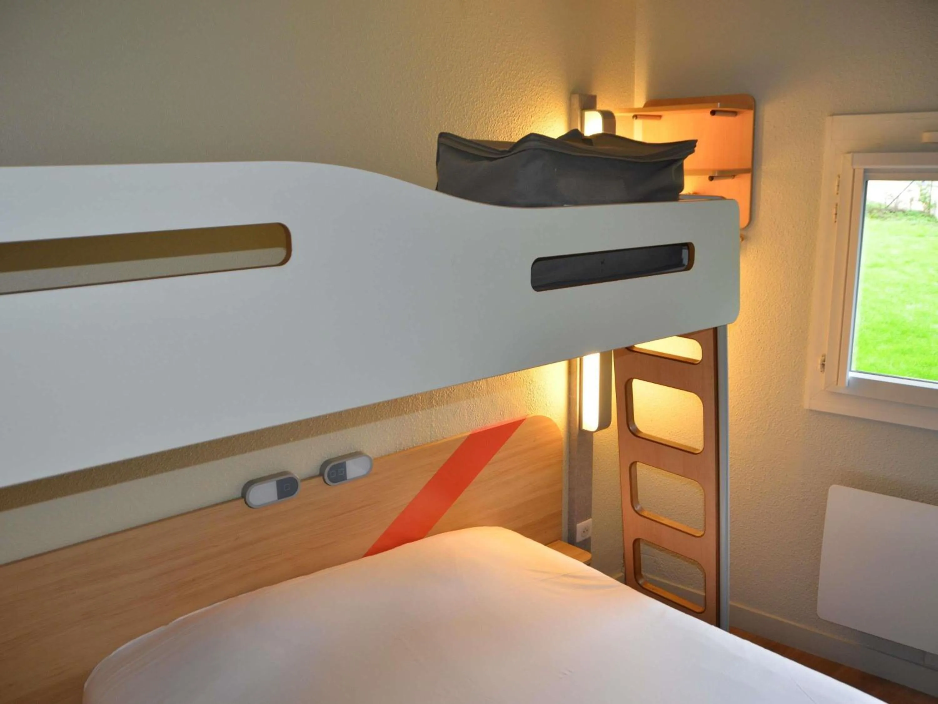 Bedroom, Bed in ibis budget Rouen Nord Isneauville