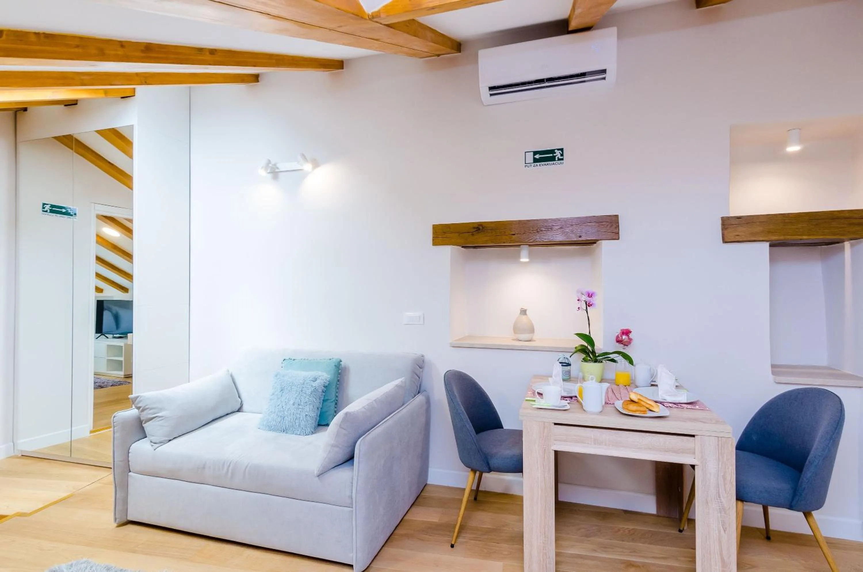 Dining area in Leonarda Baroque House - Old Town