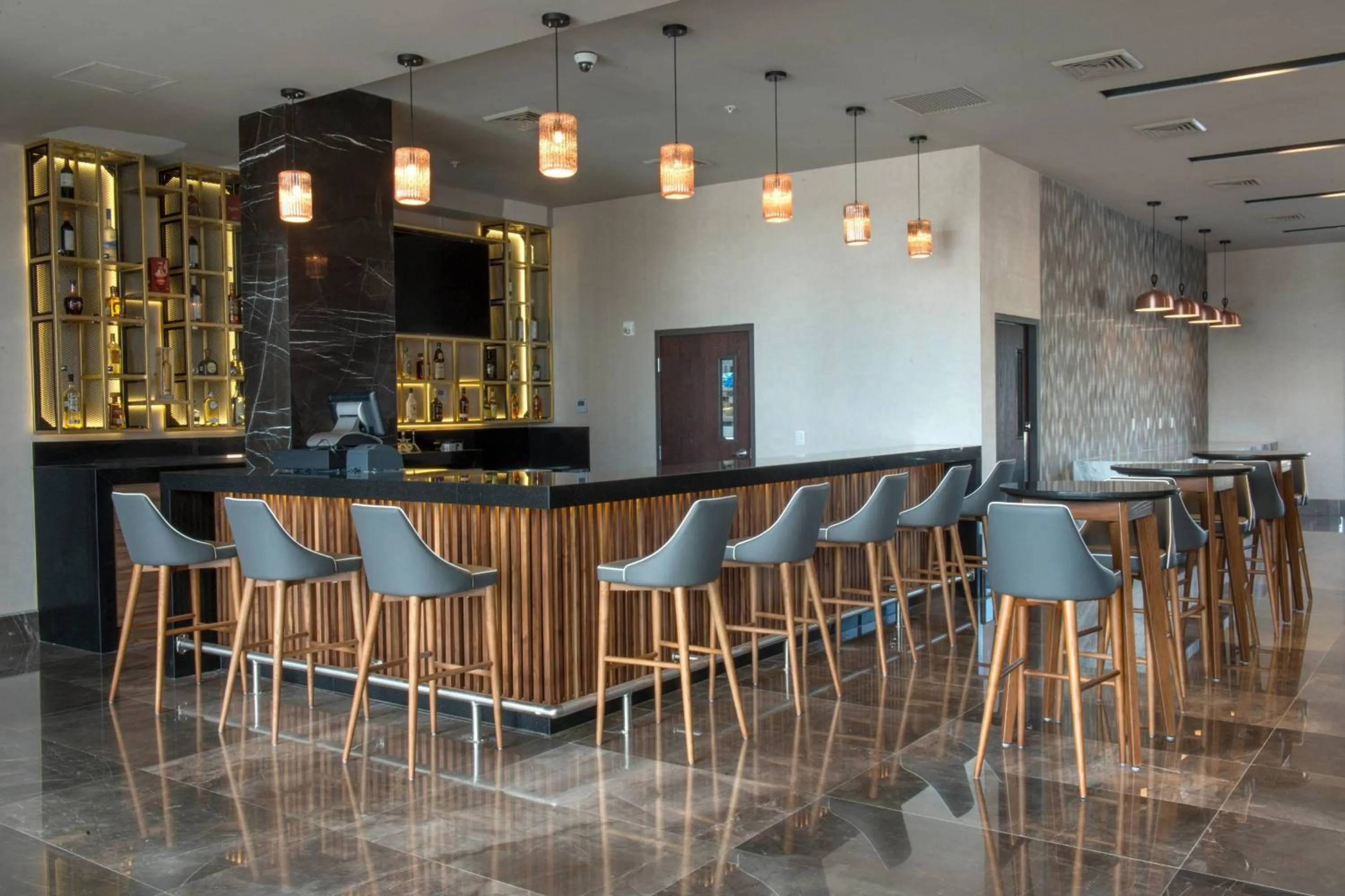 Lounge or bar in Courtyard by Marriott San Luis Potosi, Los Lagos