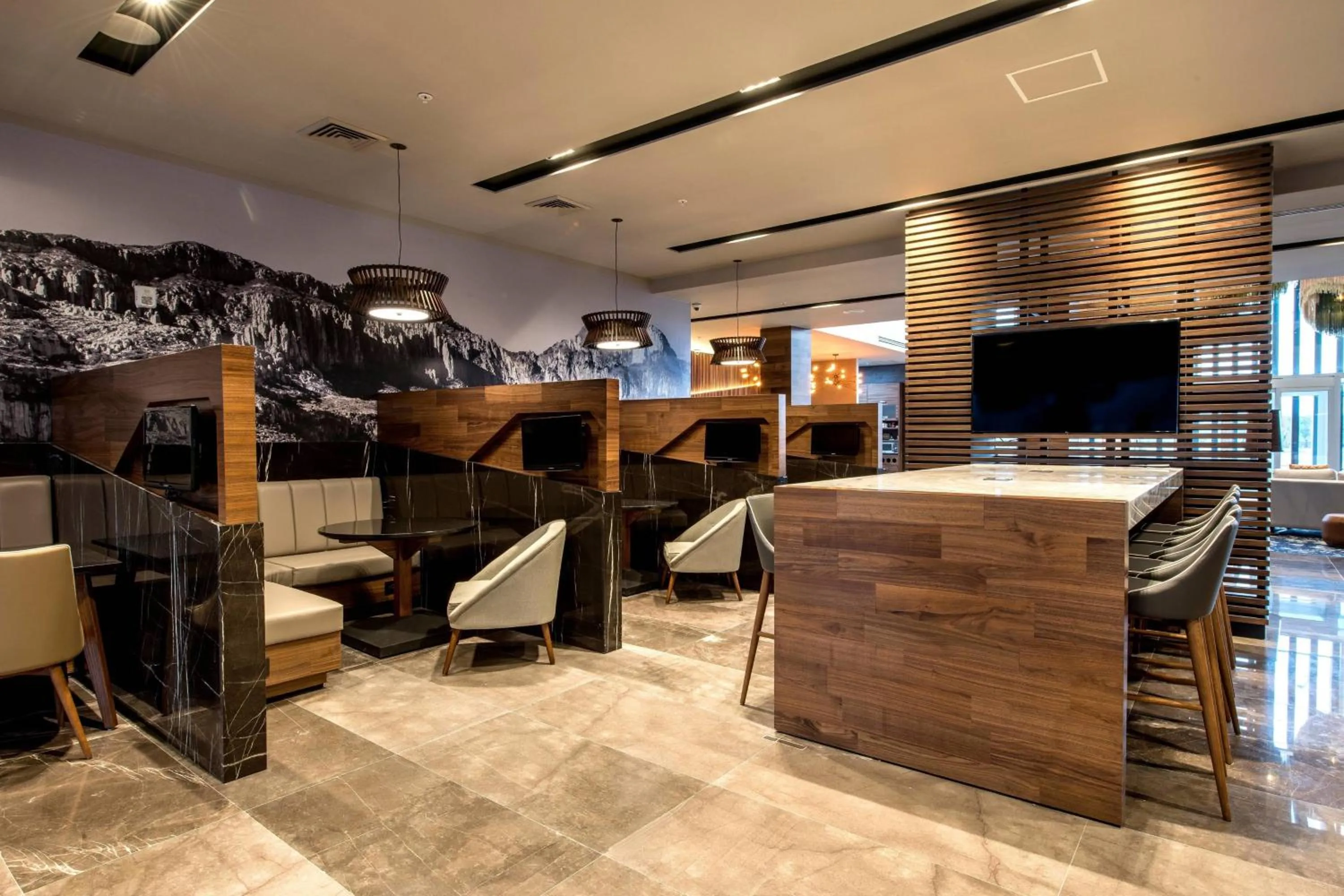 Restaurant/places to eat in Courtyard by Marriott San Luis Potosi, Los Lagos