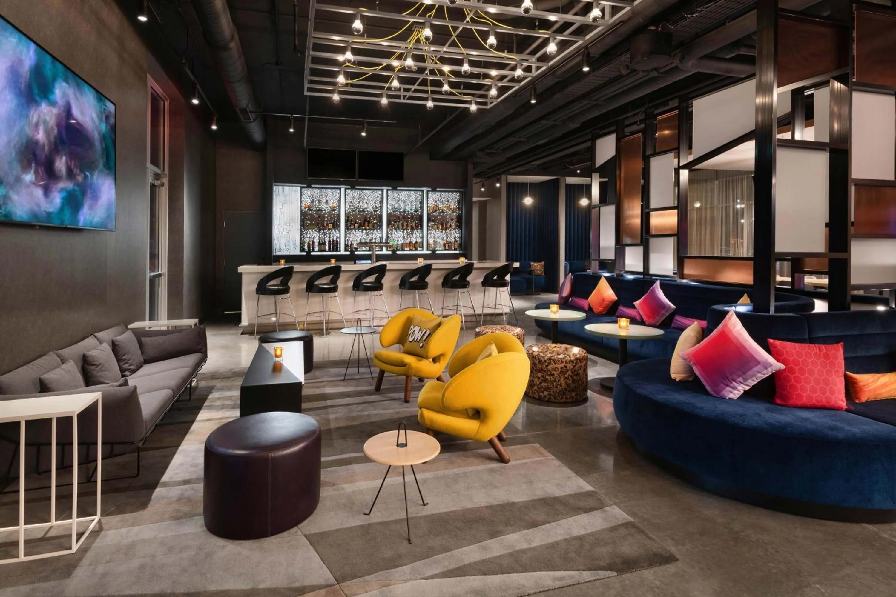 Lounge or bar in Aloft Cincinnati West Chester
