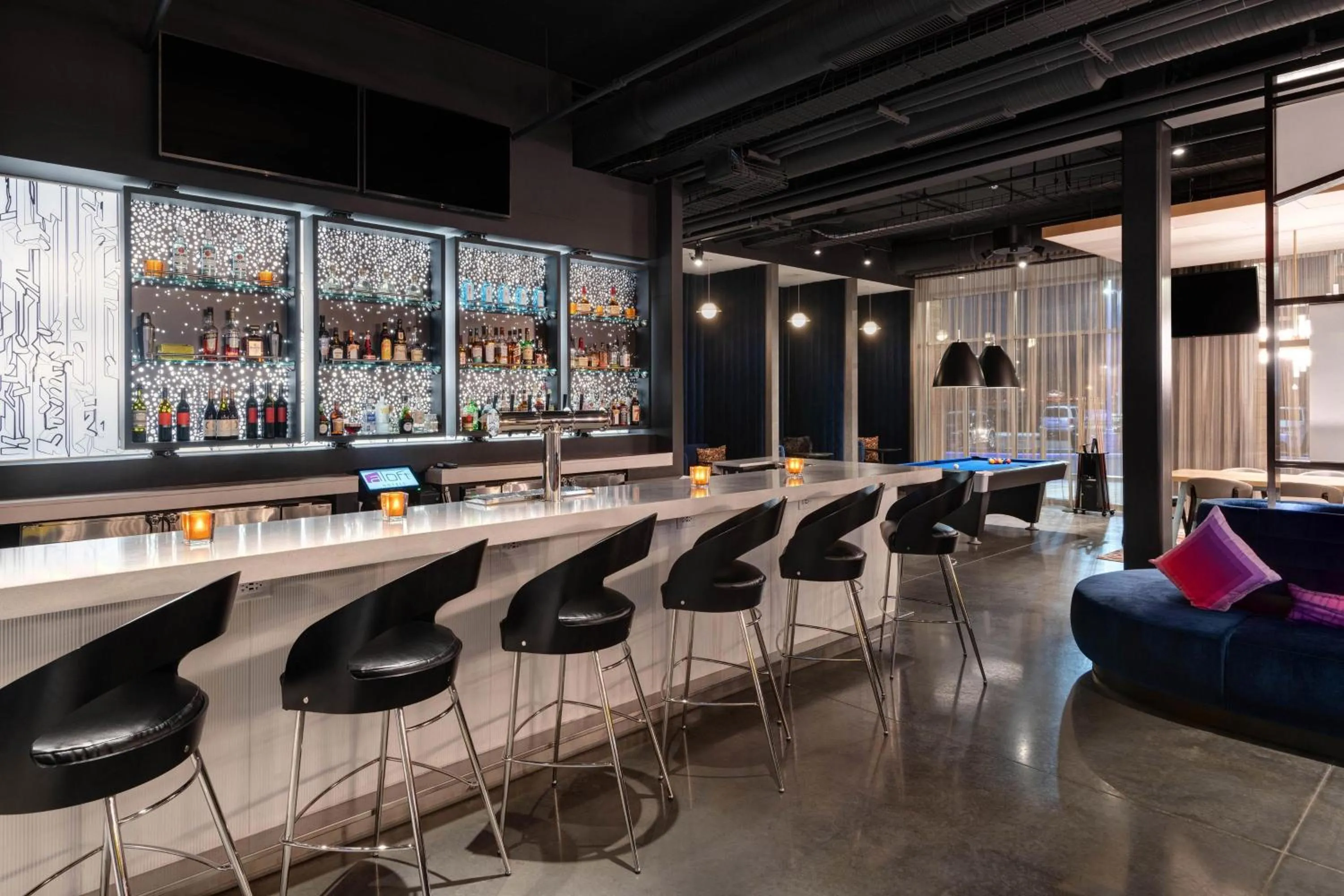 Lounge or bar in Aloft Cincinnati West Chester