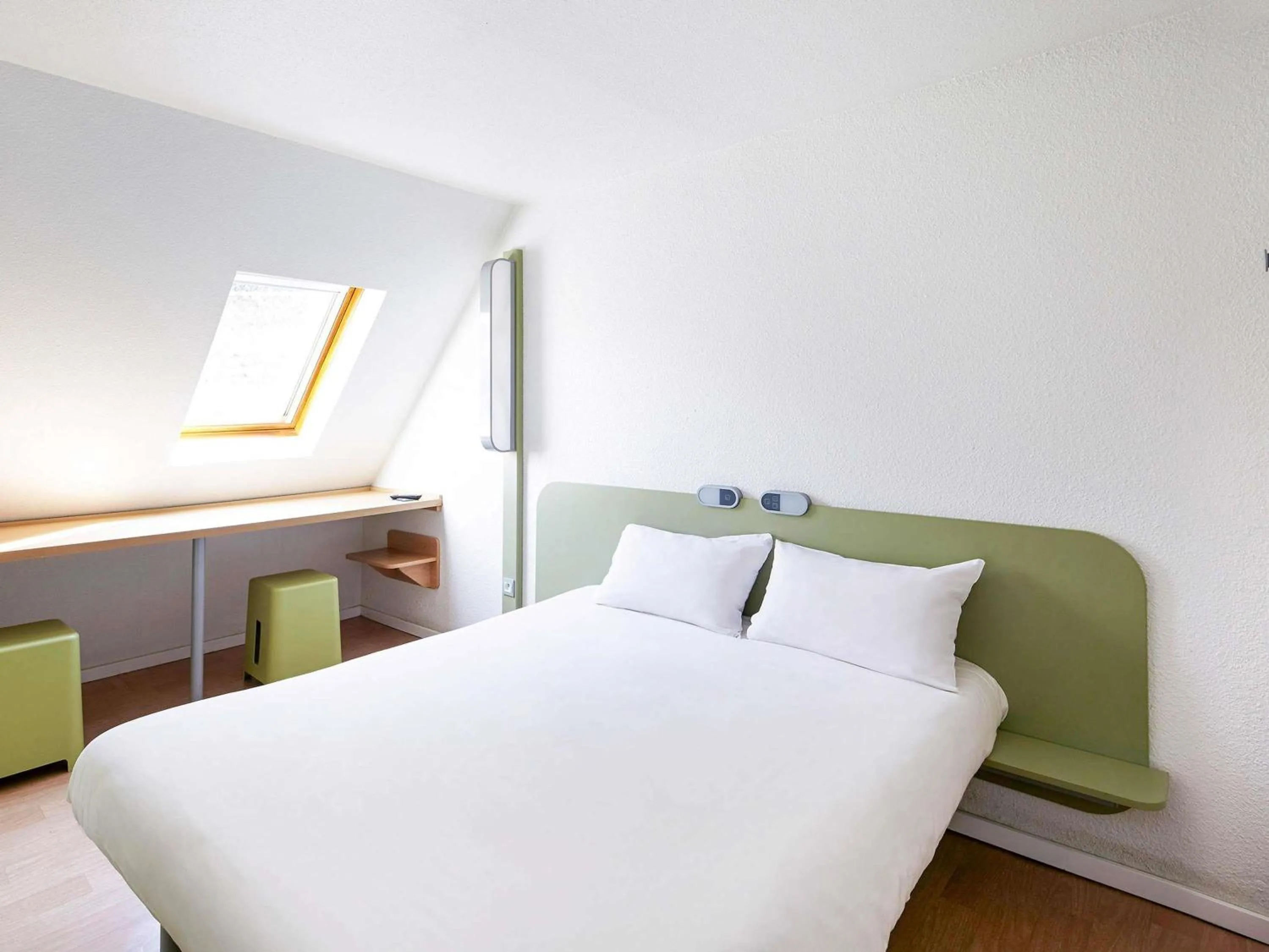 Bedroom, Bed in ibis budget Blois Centre