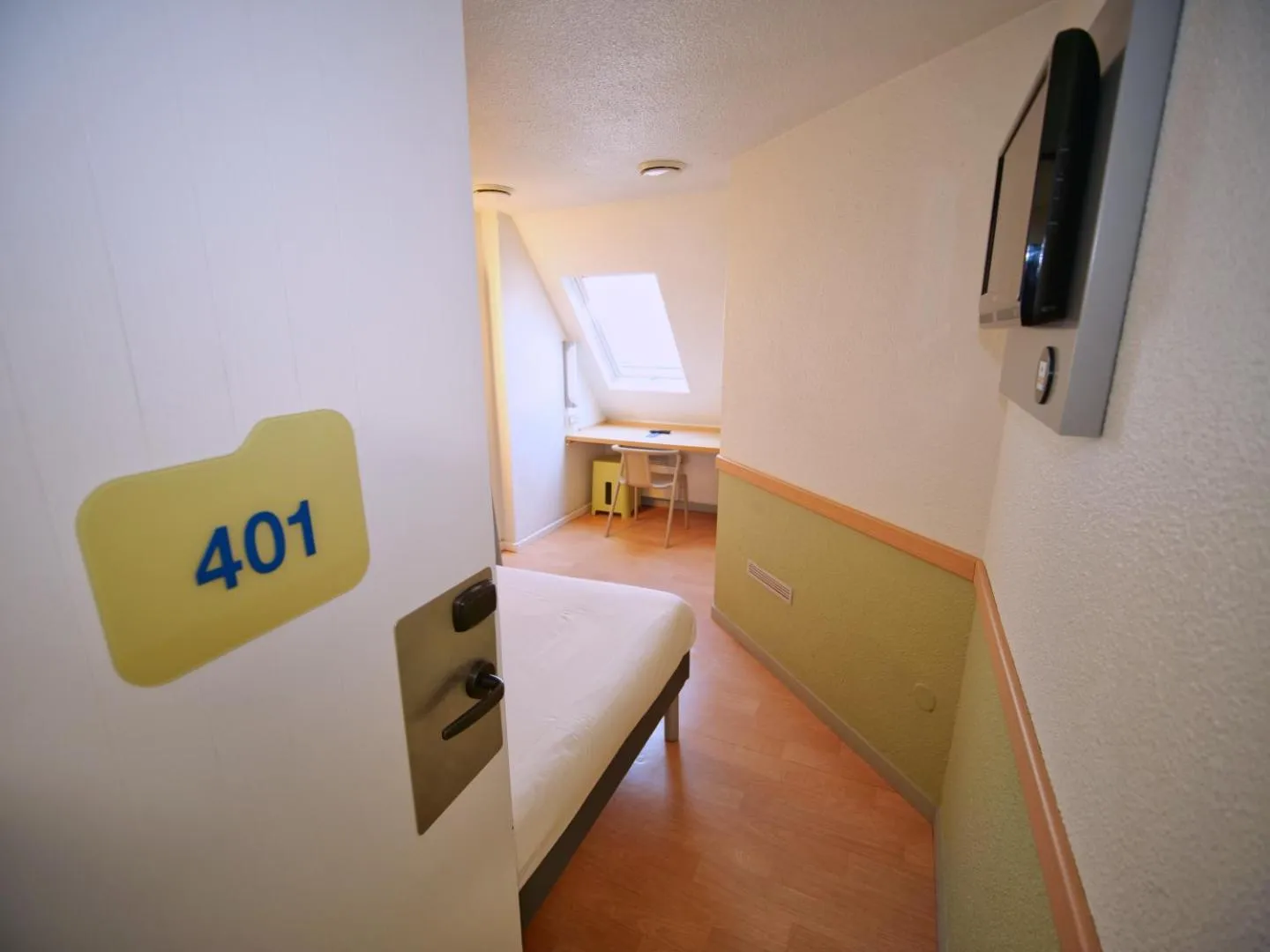 Bedroom in ibis budget Blois Centre