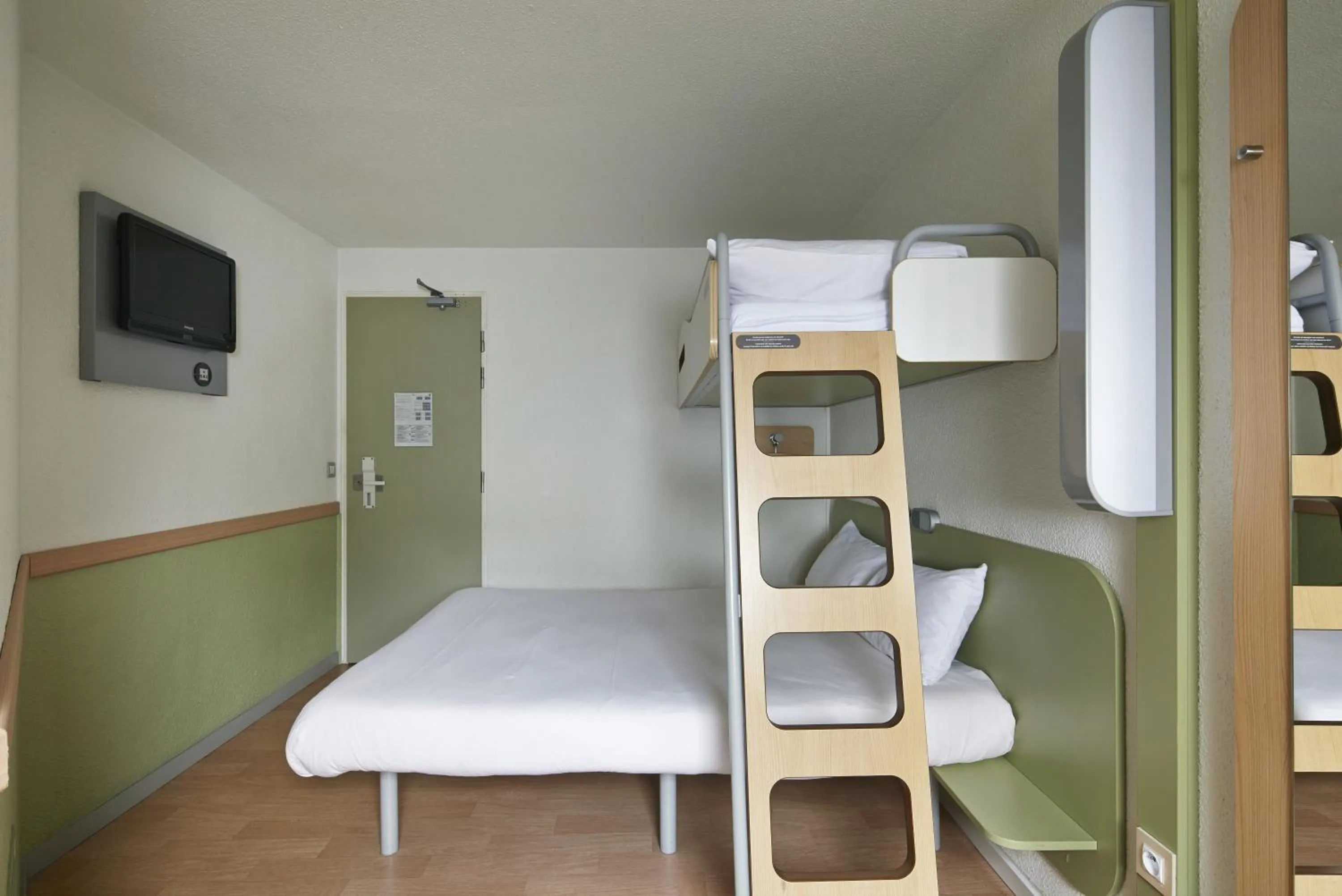 Photo of the whole room, Bed in ibis budget Blois Centre