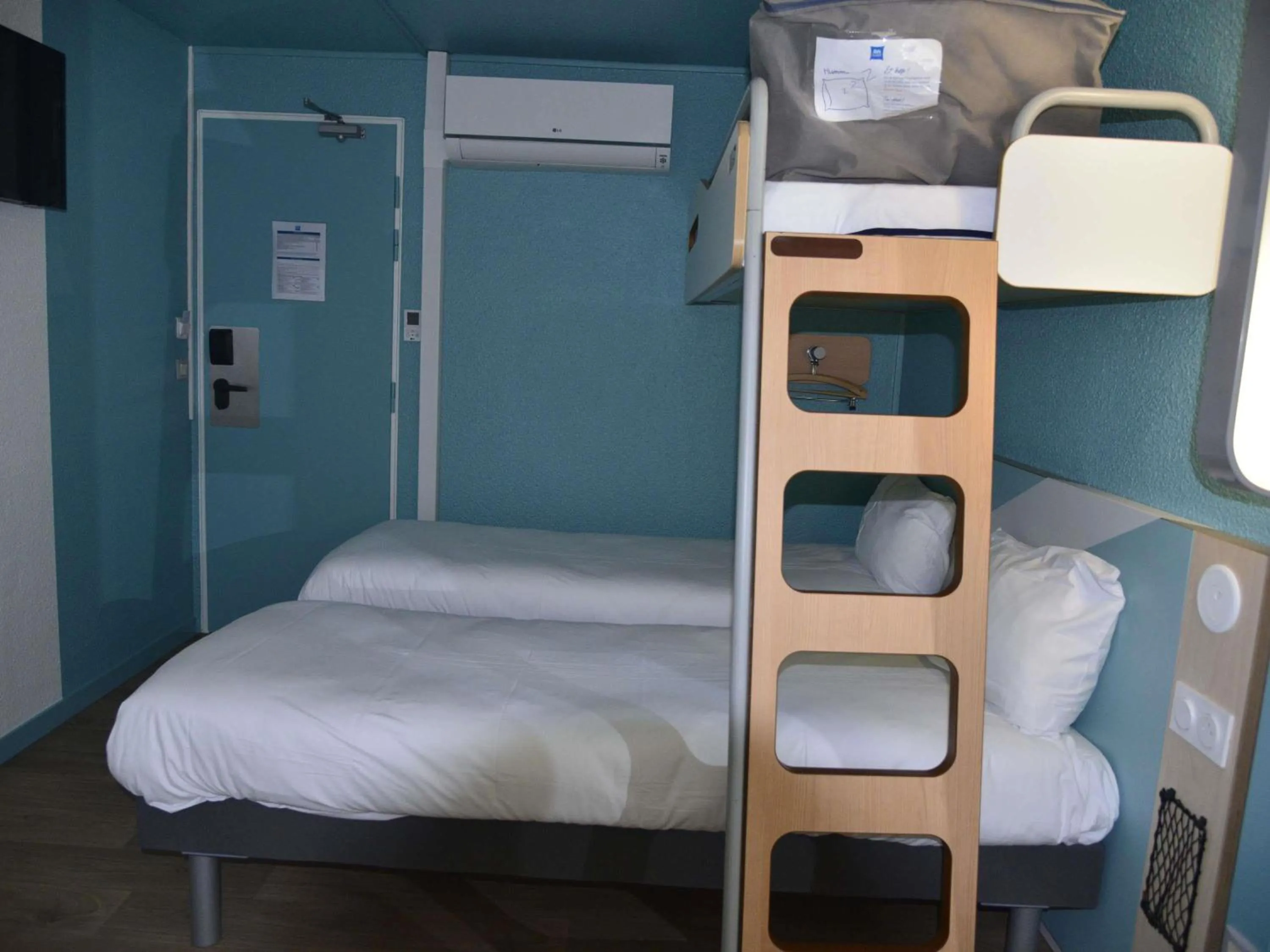 Bedroom, Bed in ibis budget Blois Centre