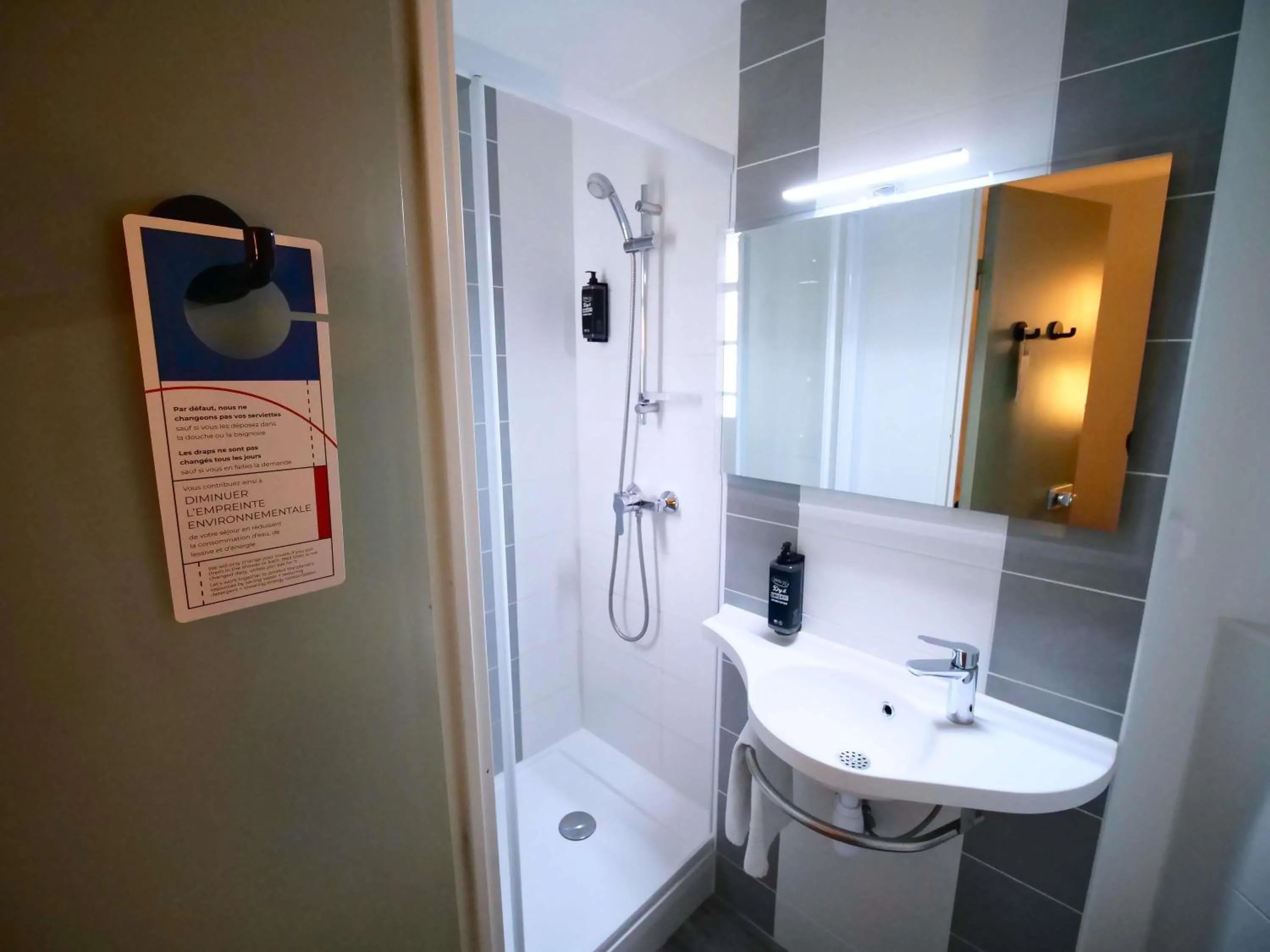 Bedroom in ibis budget Blois Centre