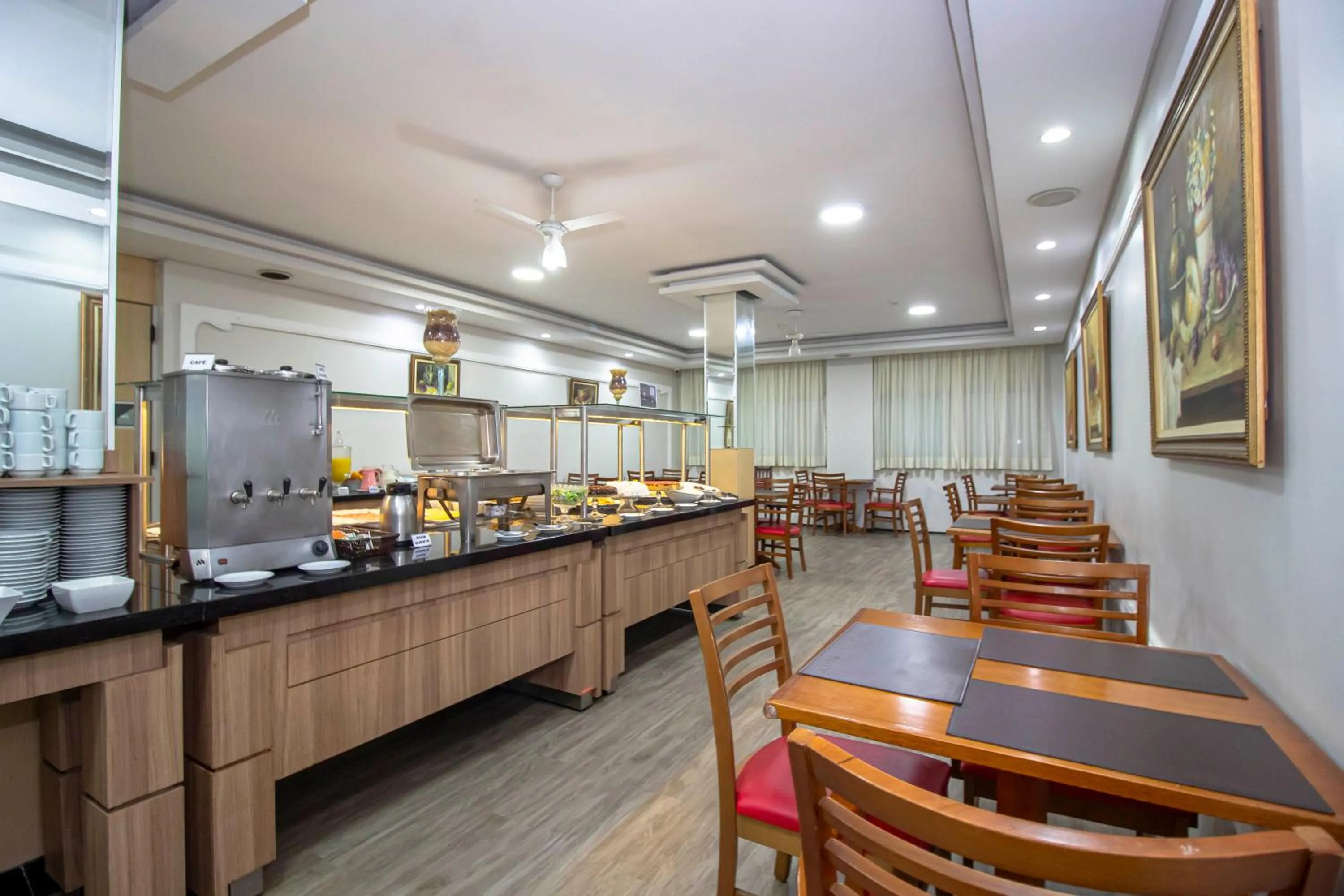 Restaurant/places to eat in Hotel Golden Park Curitiba By Nacional Inn