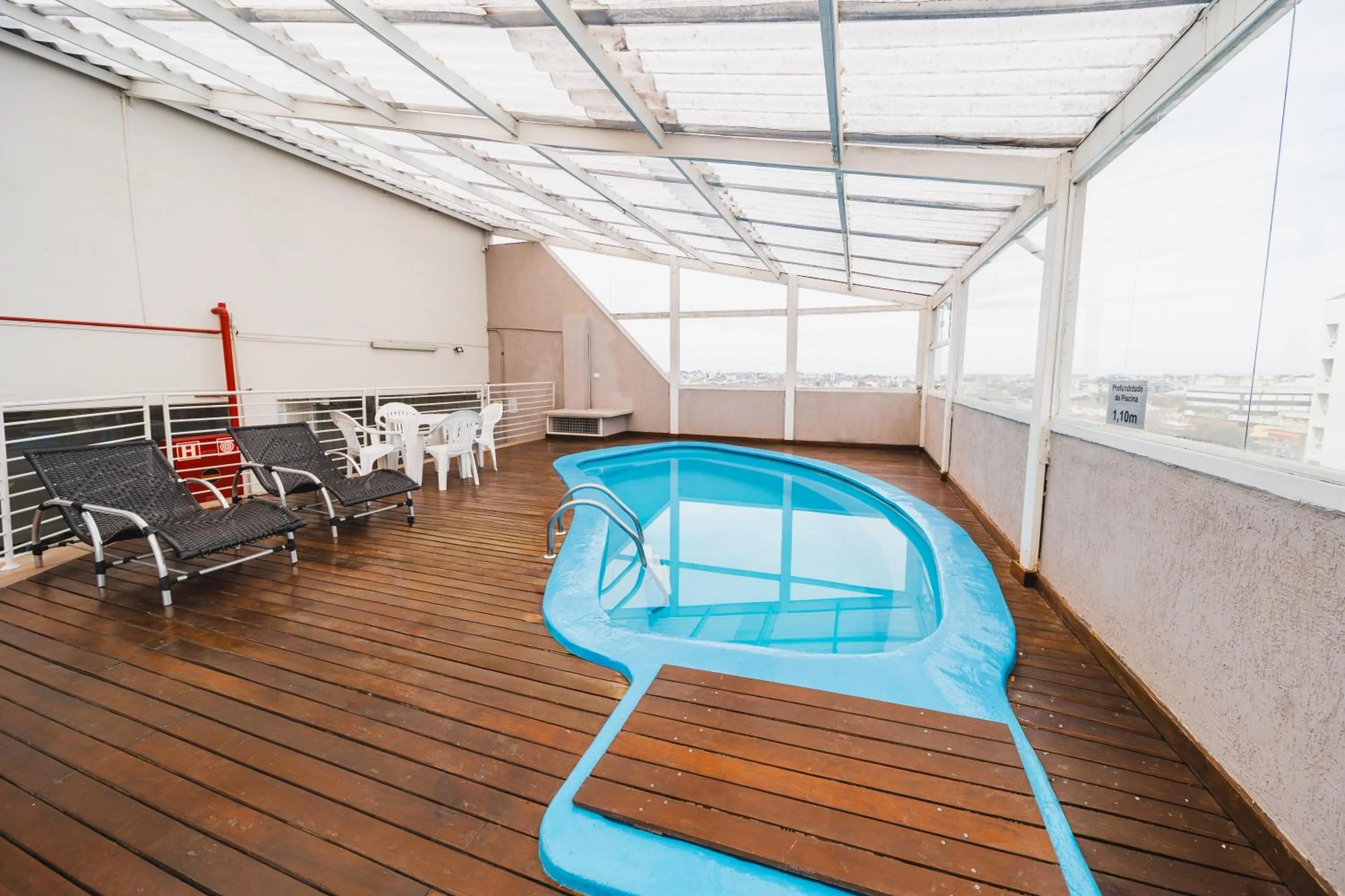 Swimming pool in Hotel Golden Park Curitiba By Nacional Inn