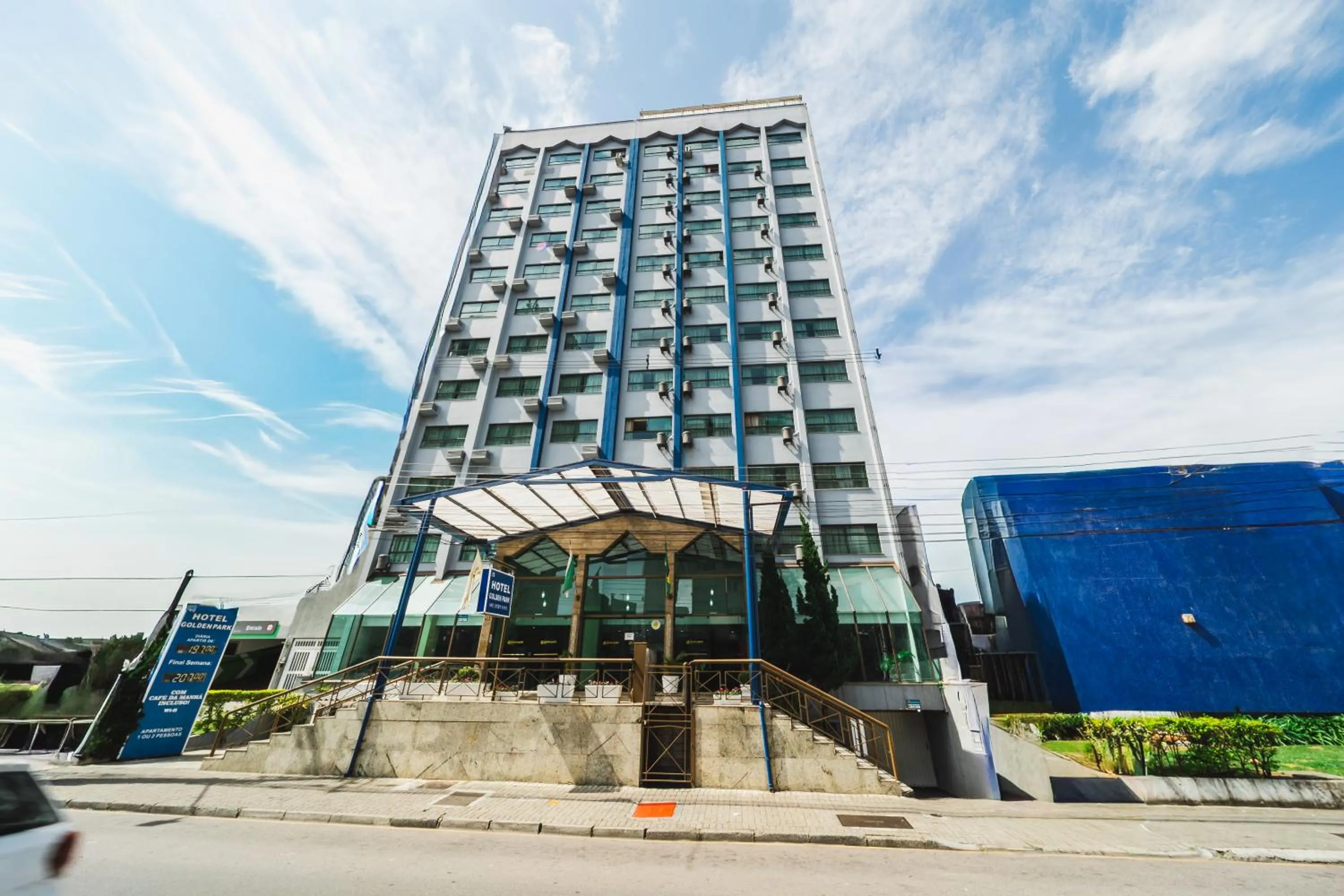 Facade/entrance in Hotel Golden Park Curitiba By Nacional Inn