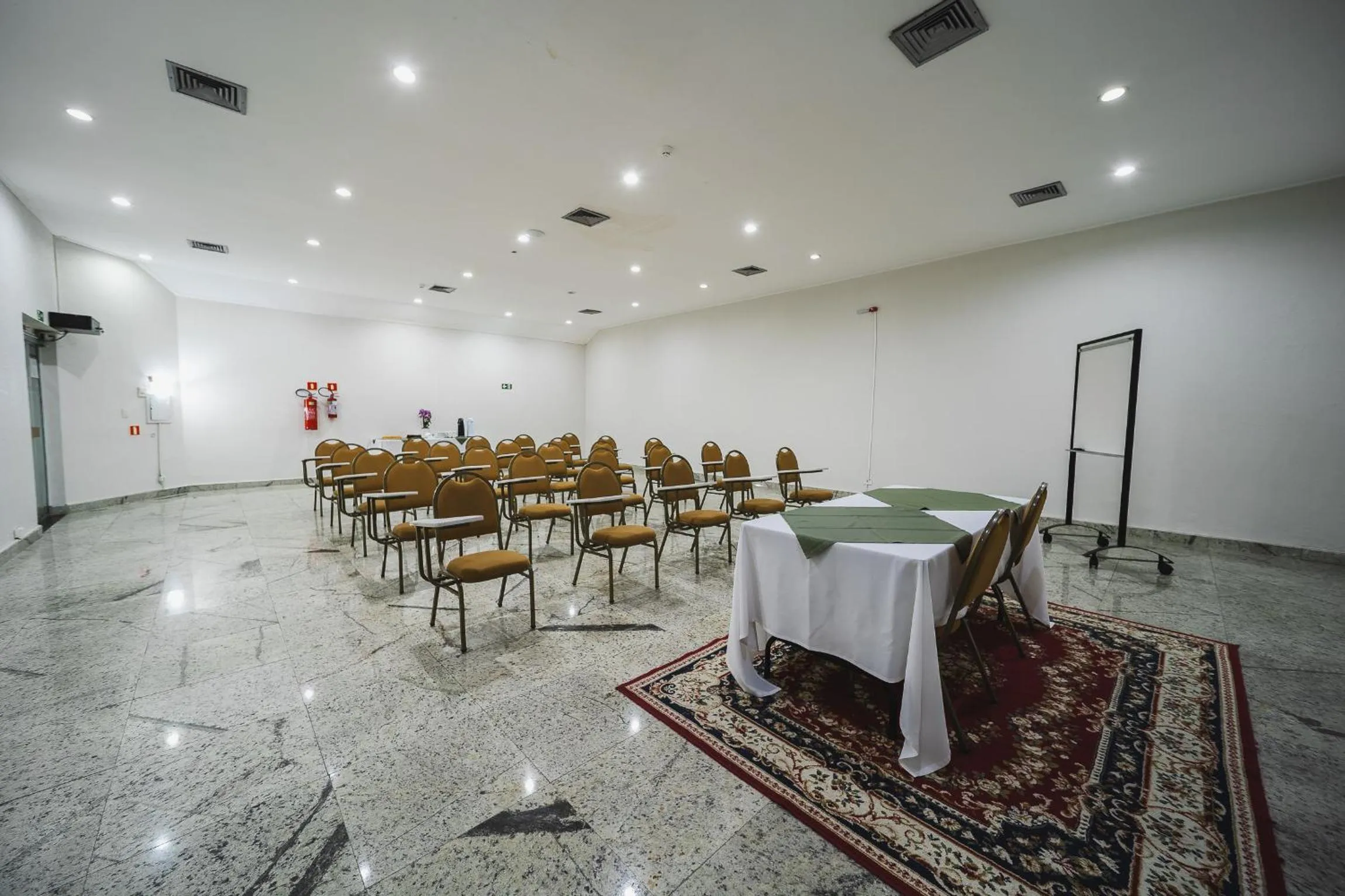 Meeting/conference room in Hotel Golden Park Curitiba By Nacional Inn