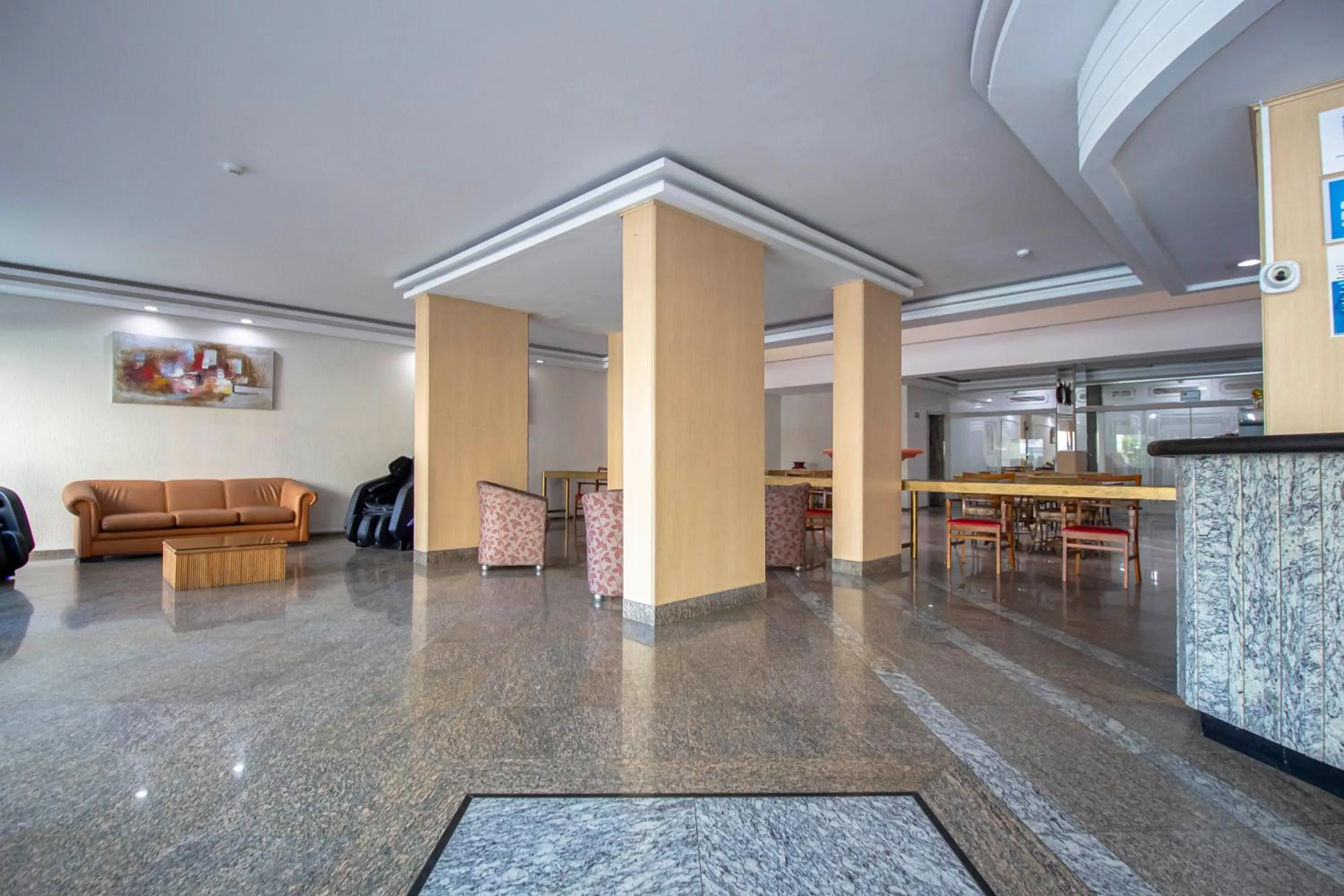 Lobby or reception in Hotel Golden Park Curitiba By Nacional Inn