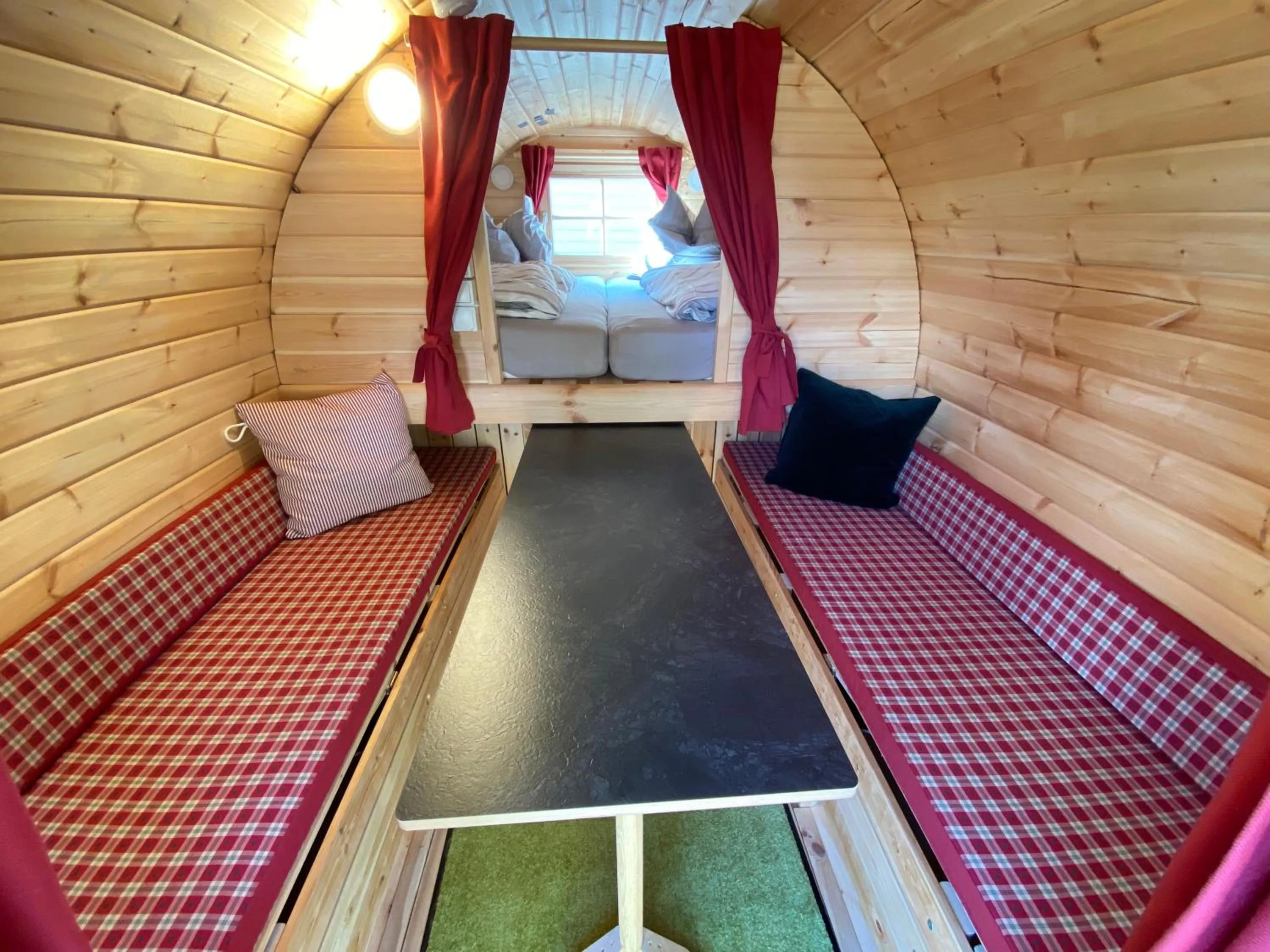 Bed in Seehaus Mamming - Hotel - Schlaffässer - Biergarten - Camping