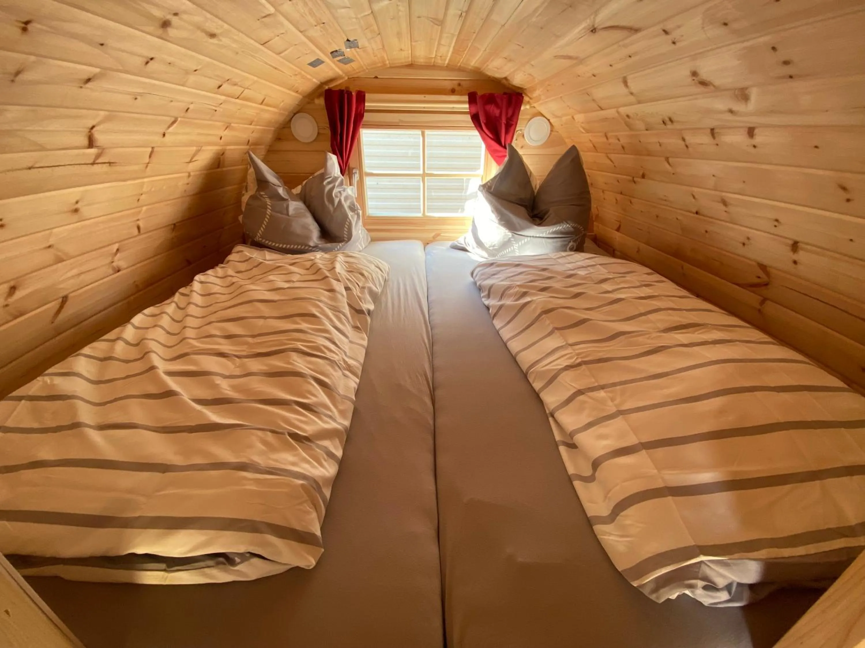 Bed in Seehaus Mamming - Hotel - Schlaffässer - Biergarten - Camping