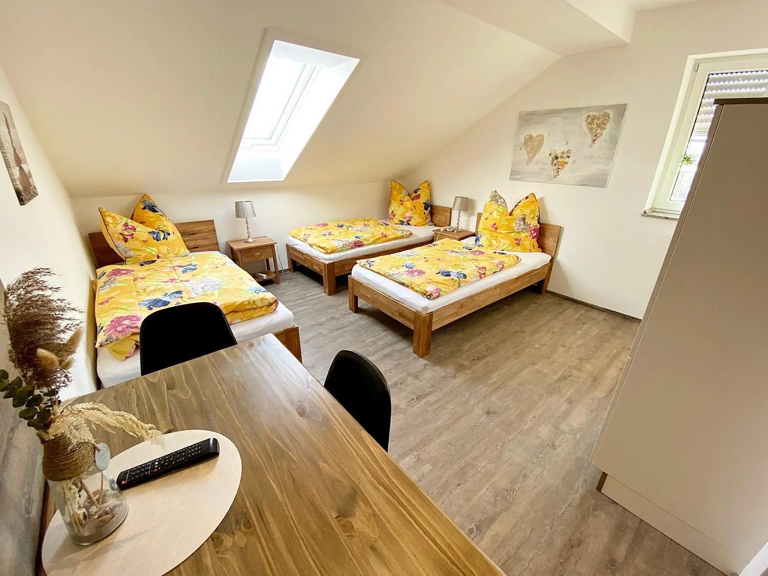 Dining area, Bed in Seehaus Mamming - Hotel - Schlaffässer - Biergarten - Camping