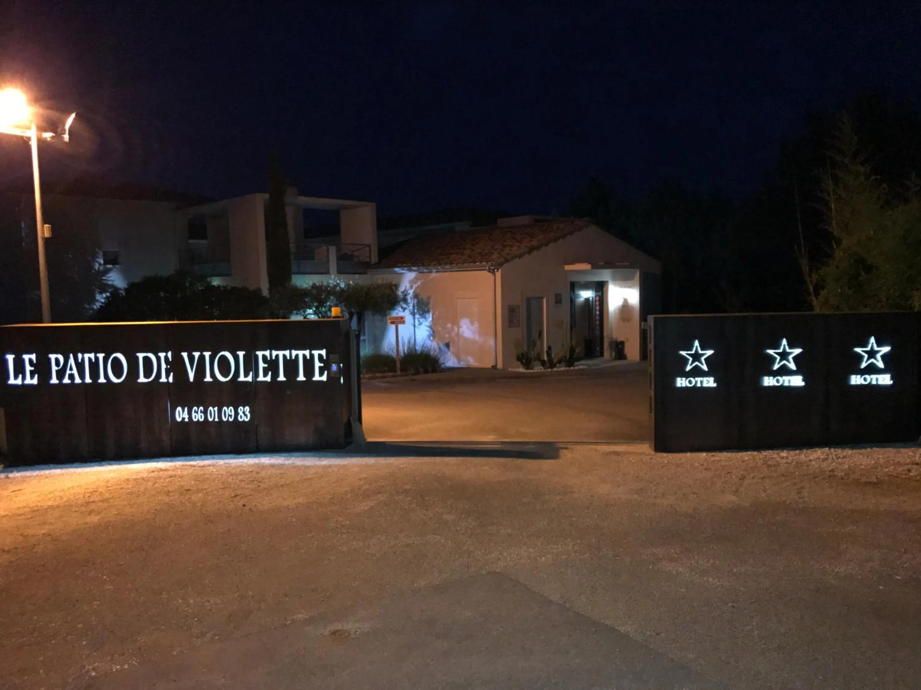 Facade/entrance in Patio De Violette