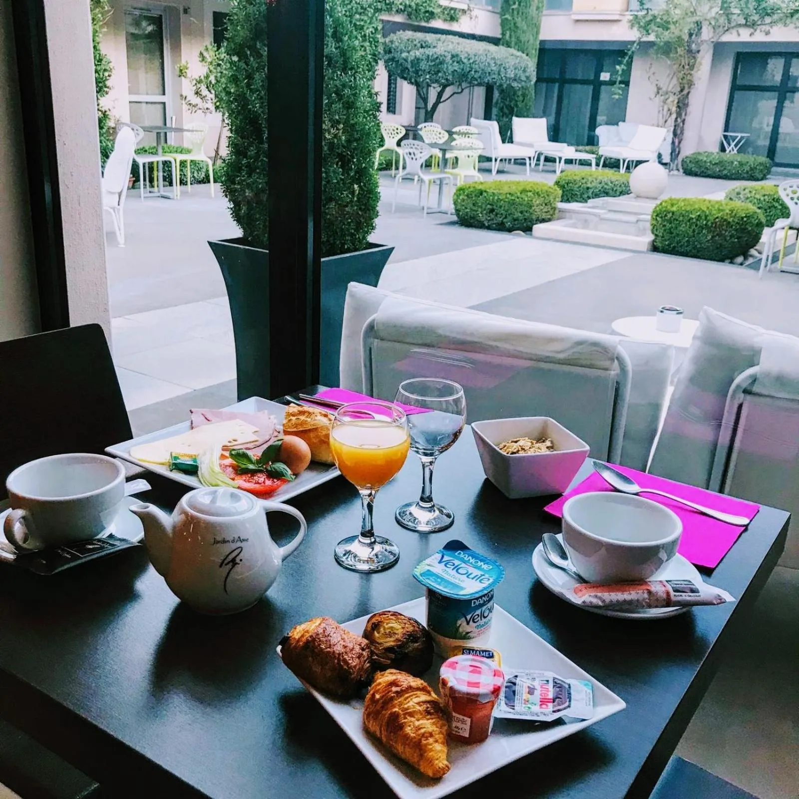 Continental breakfast in Patio De Violette