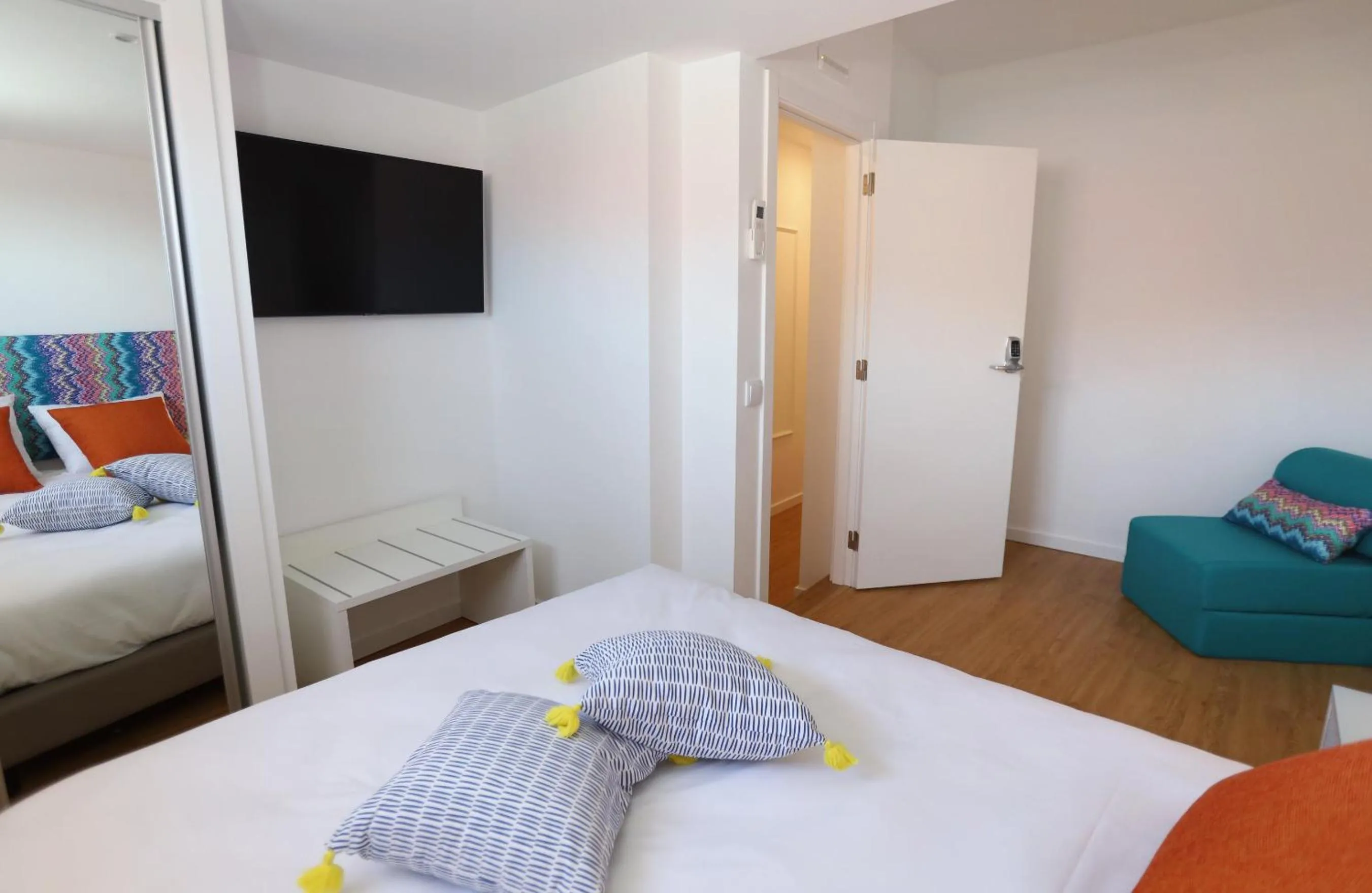 Bed in Glass Boutique - Rooms & Suites