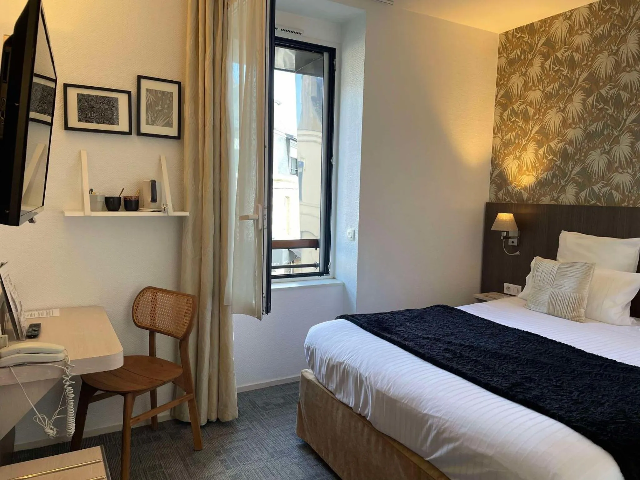 Bed in Cit'Hotel Hôtel de France et d'Europe