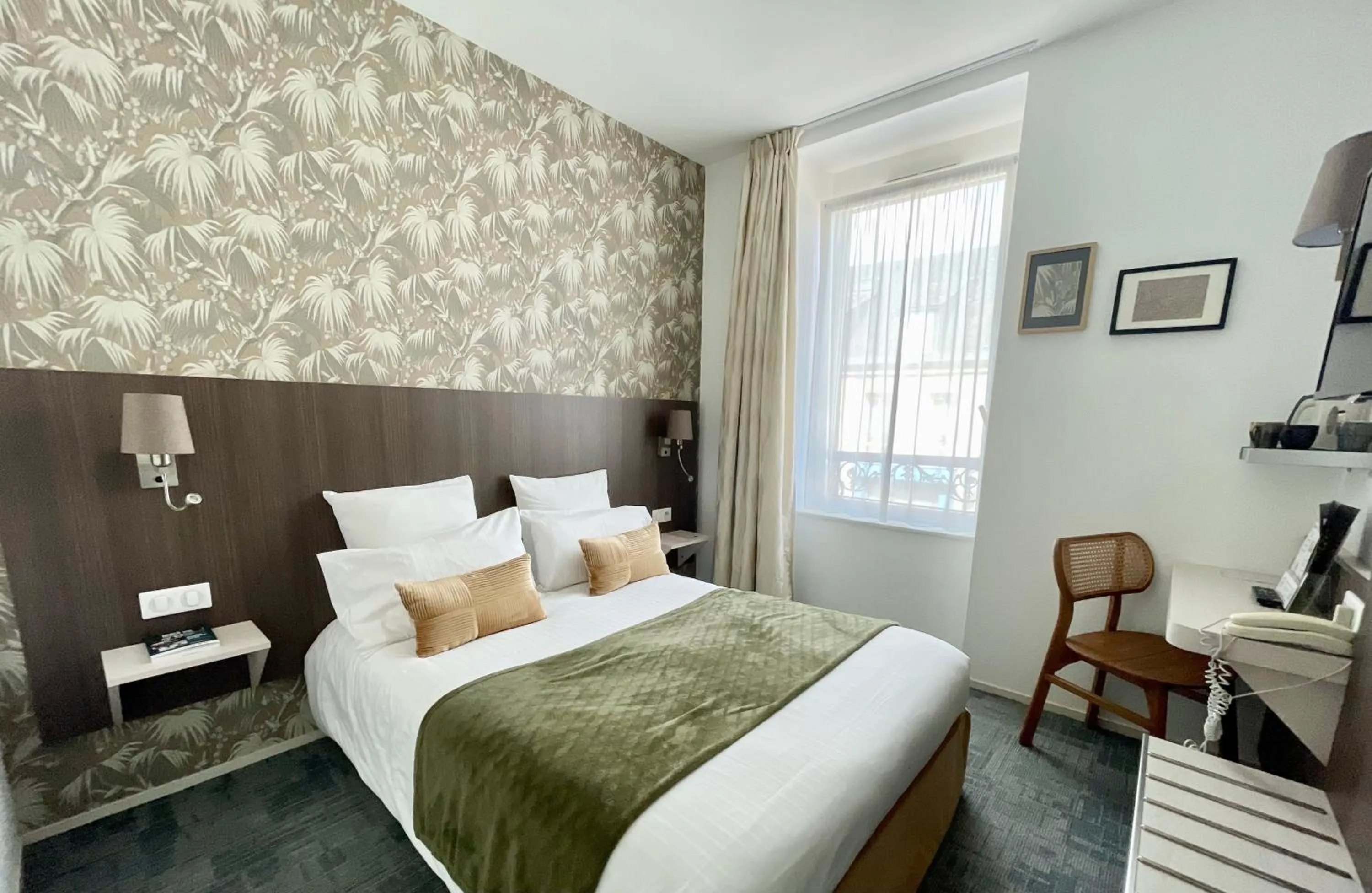 Bed in Cit'Hotel Hôtel de France et d'Europe