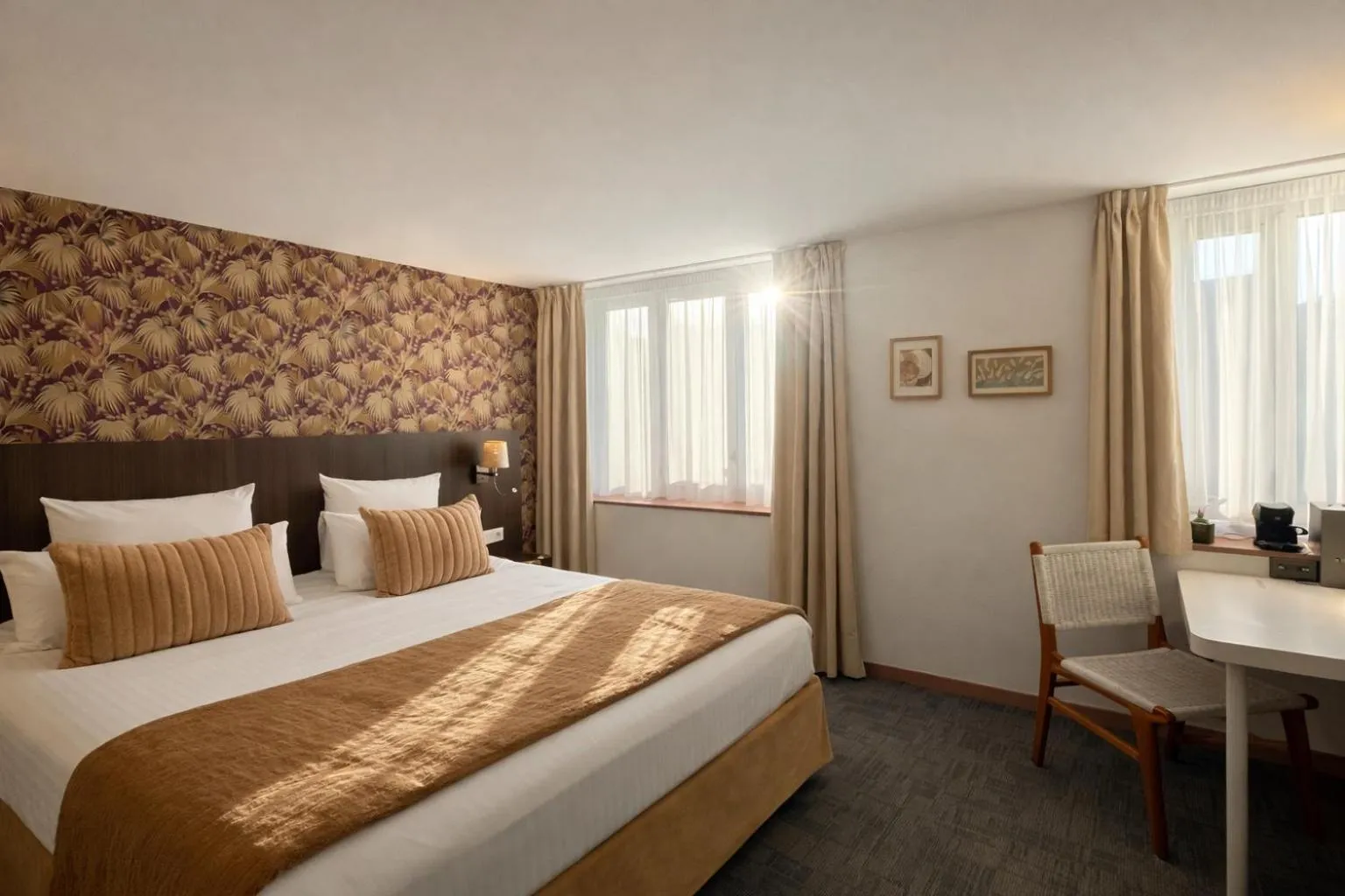 Bed in Cit'Hotel Hôtel de France et d'Europe