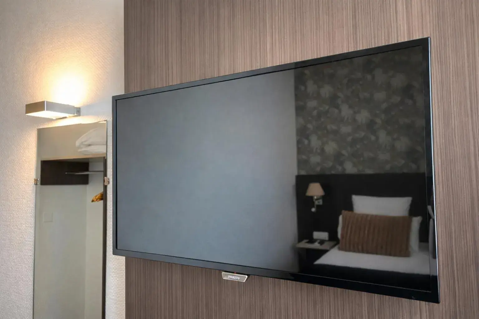 Triple Room (1 Double Bed + 1 Single Bed) in Cit'Hotel Hôtel de France et d'Europe Triple Room (1 Double Bed + 1 Single Bed) in Cit'Hotel Hôtel de France et d'Europe
