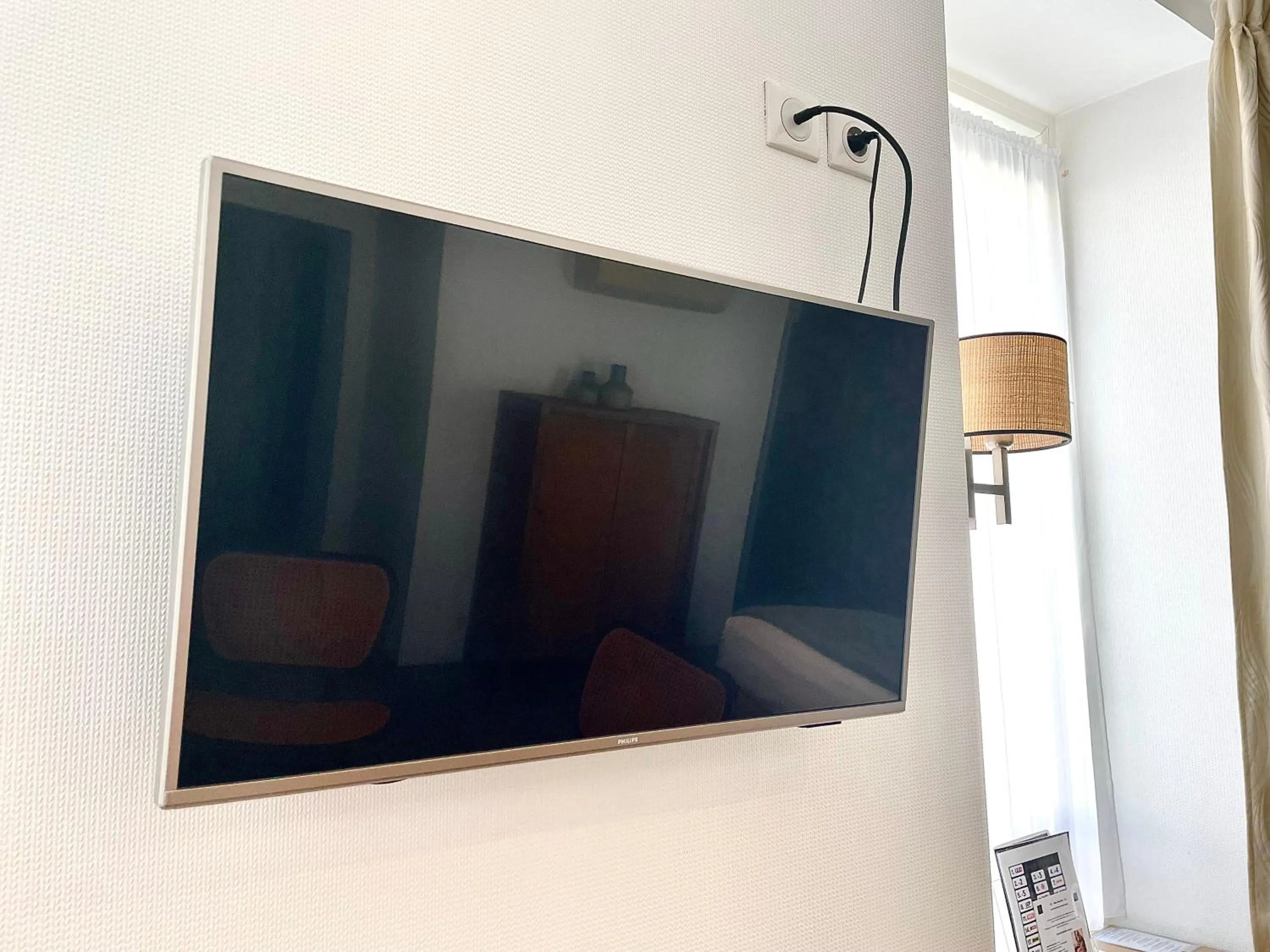 TV and multimedia in Cit'Hotel Hôtel de France et d'Europe