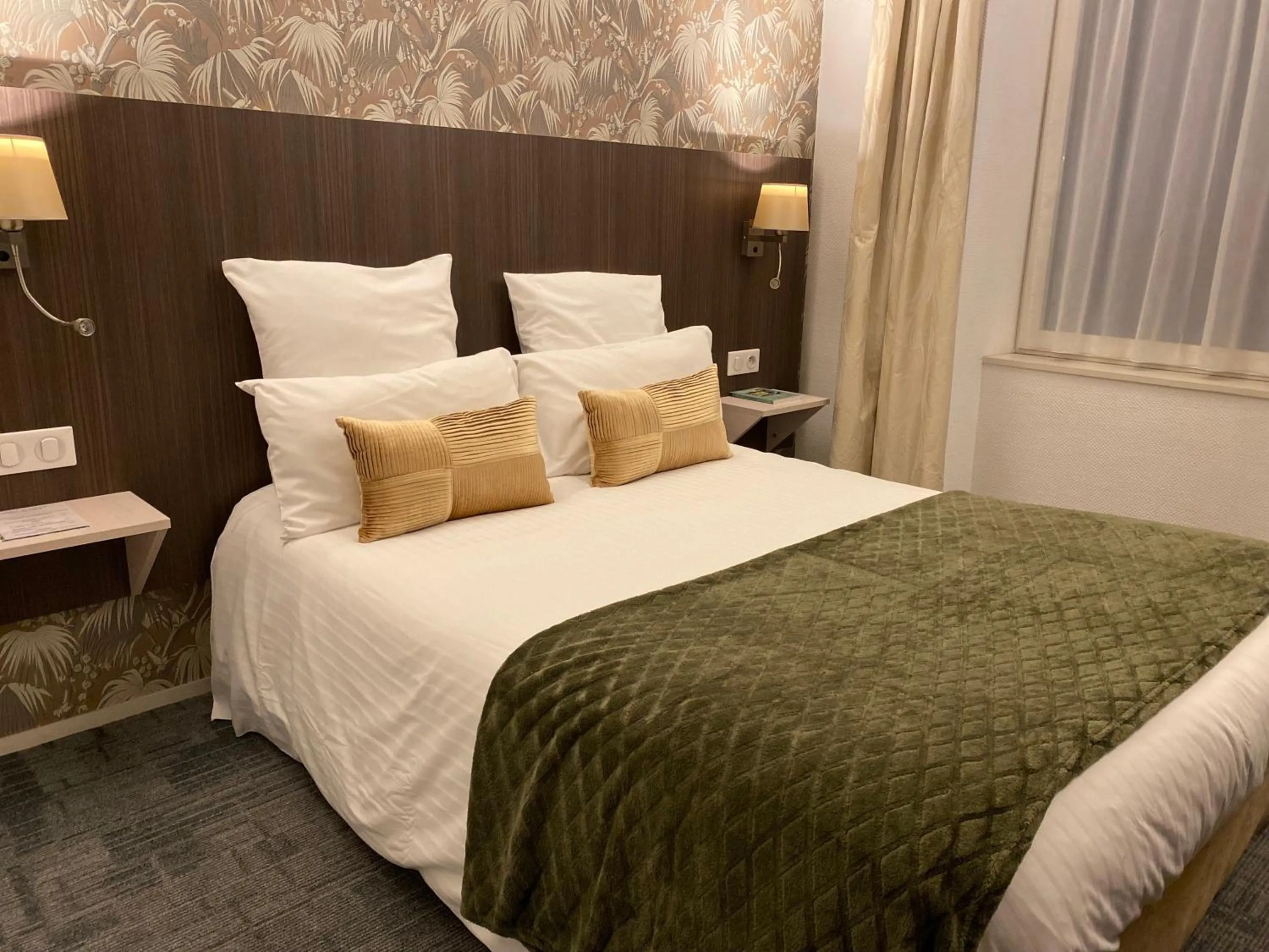 Bed in Cit'Hotel Hôtel de France et d'Europe